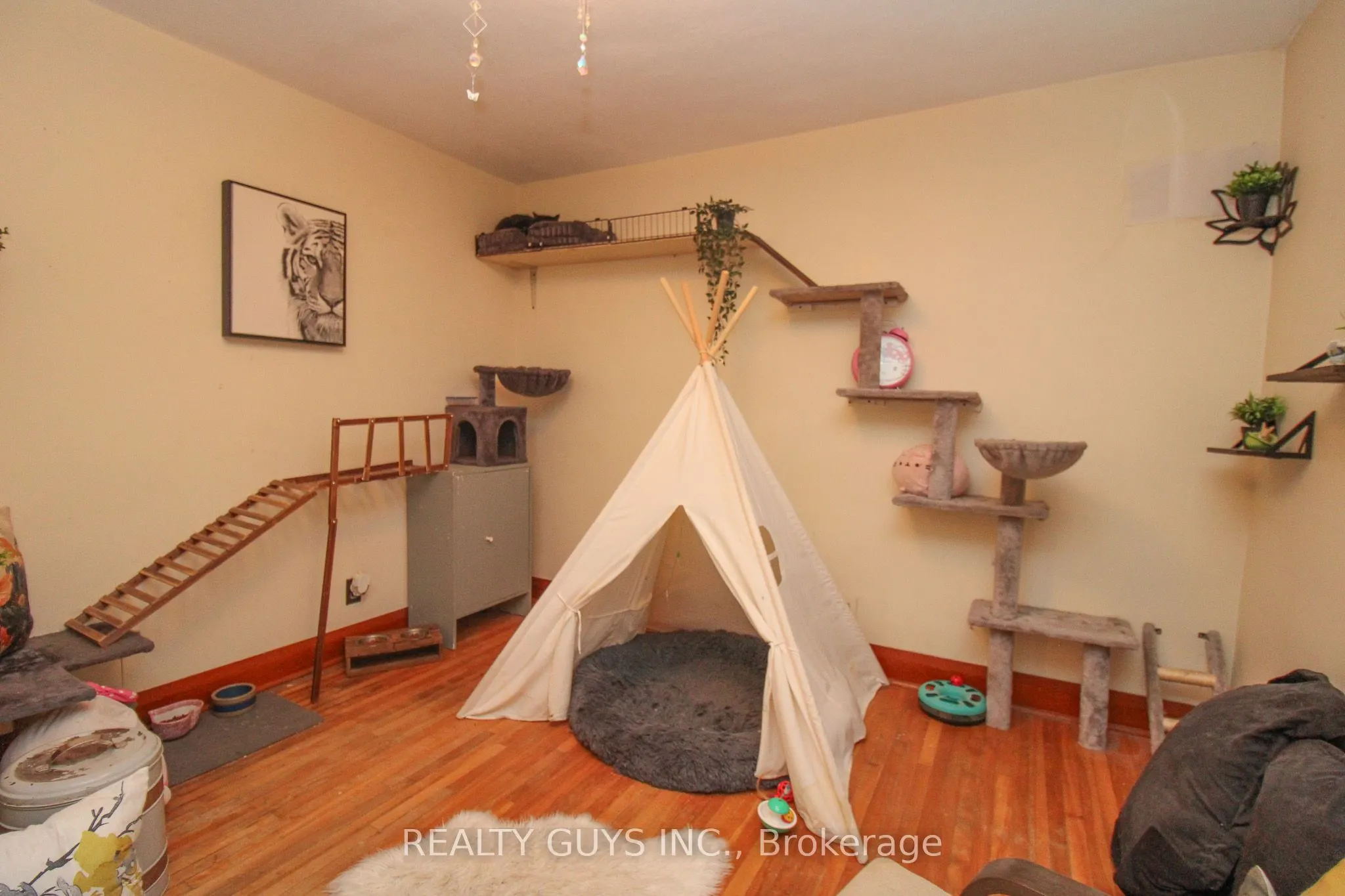 502 Wellington Street