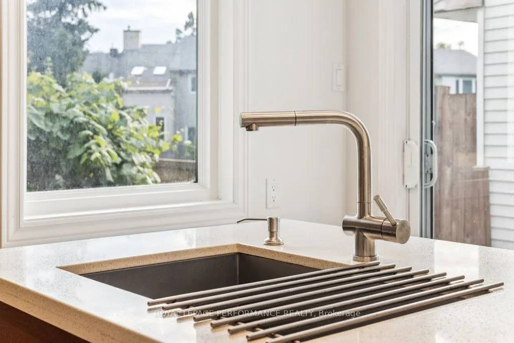 6 Gillespie Crescent