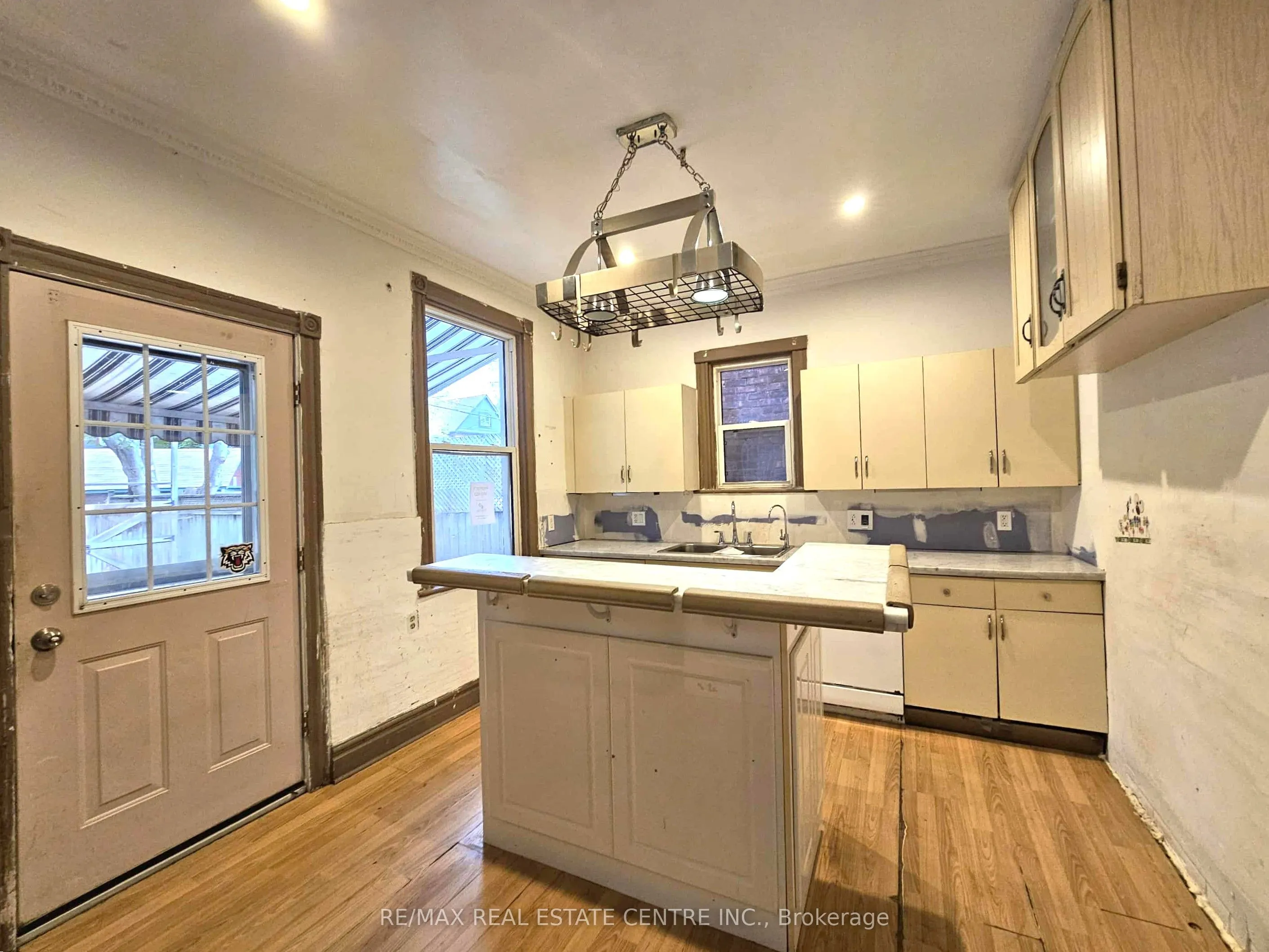 35 Fairleigh Avenue N