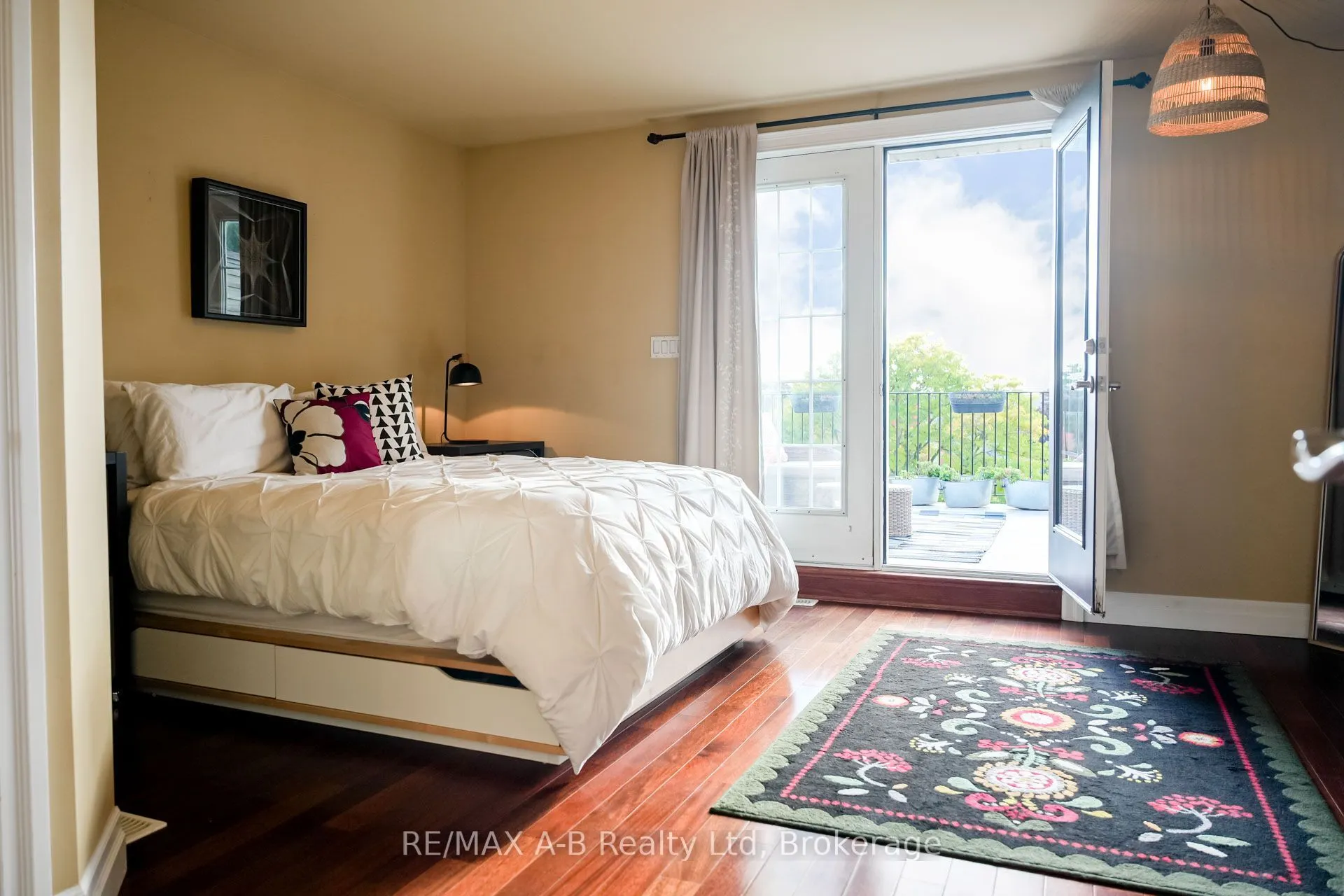 555 King Street E, #305