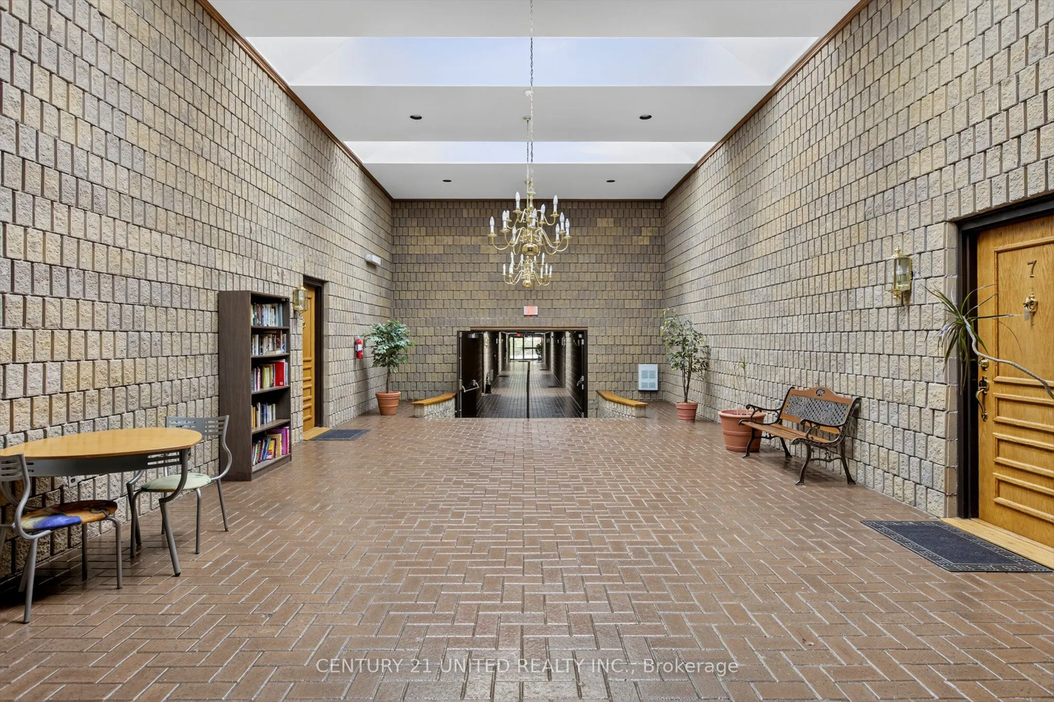 635 Whitaker Street, #8