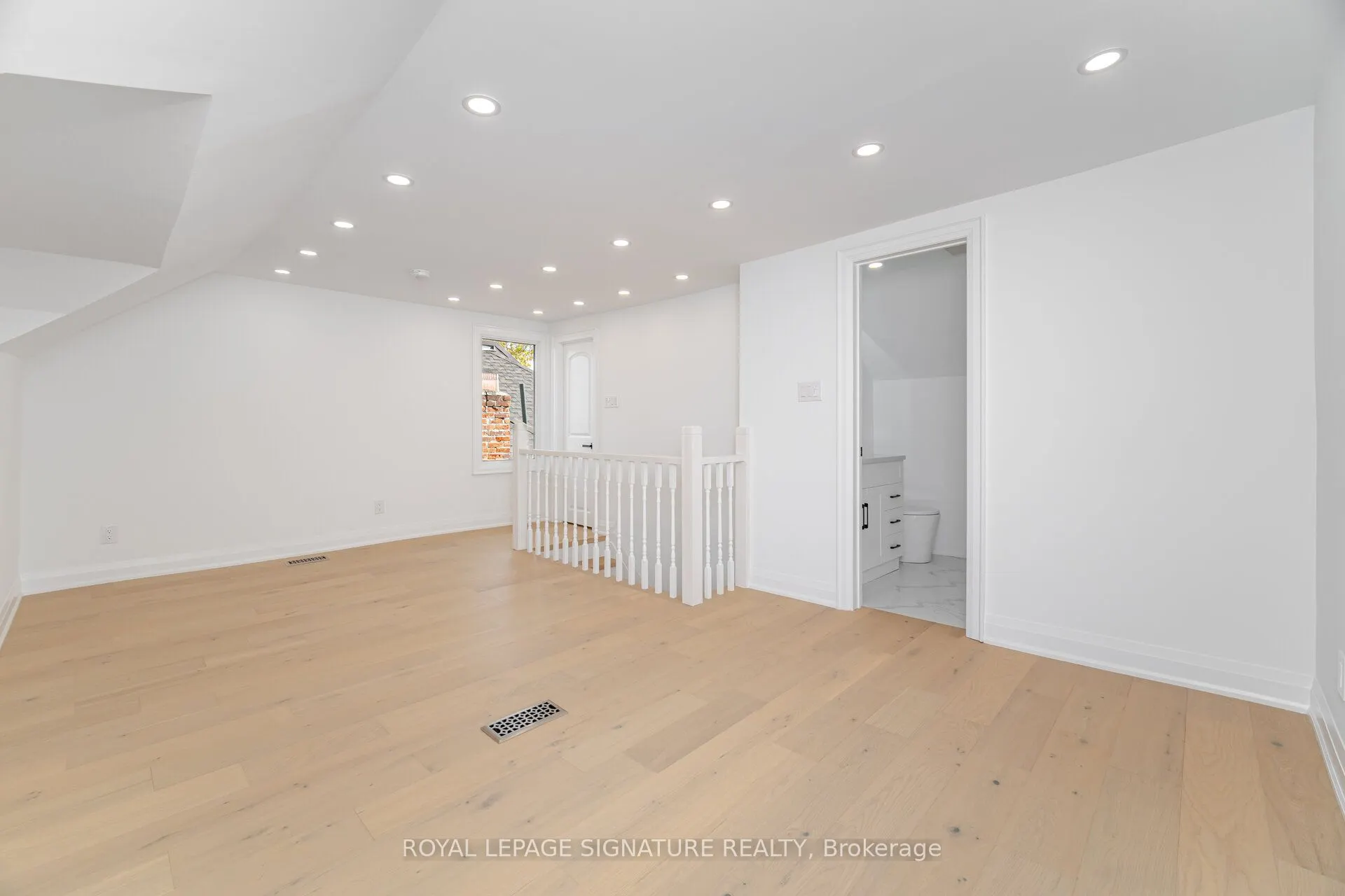 285 Charlton Avenue W