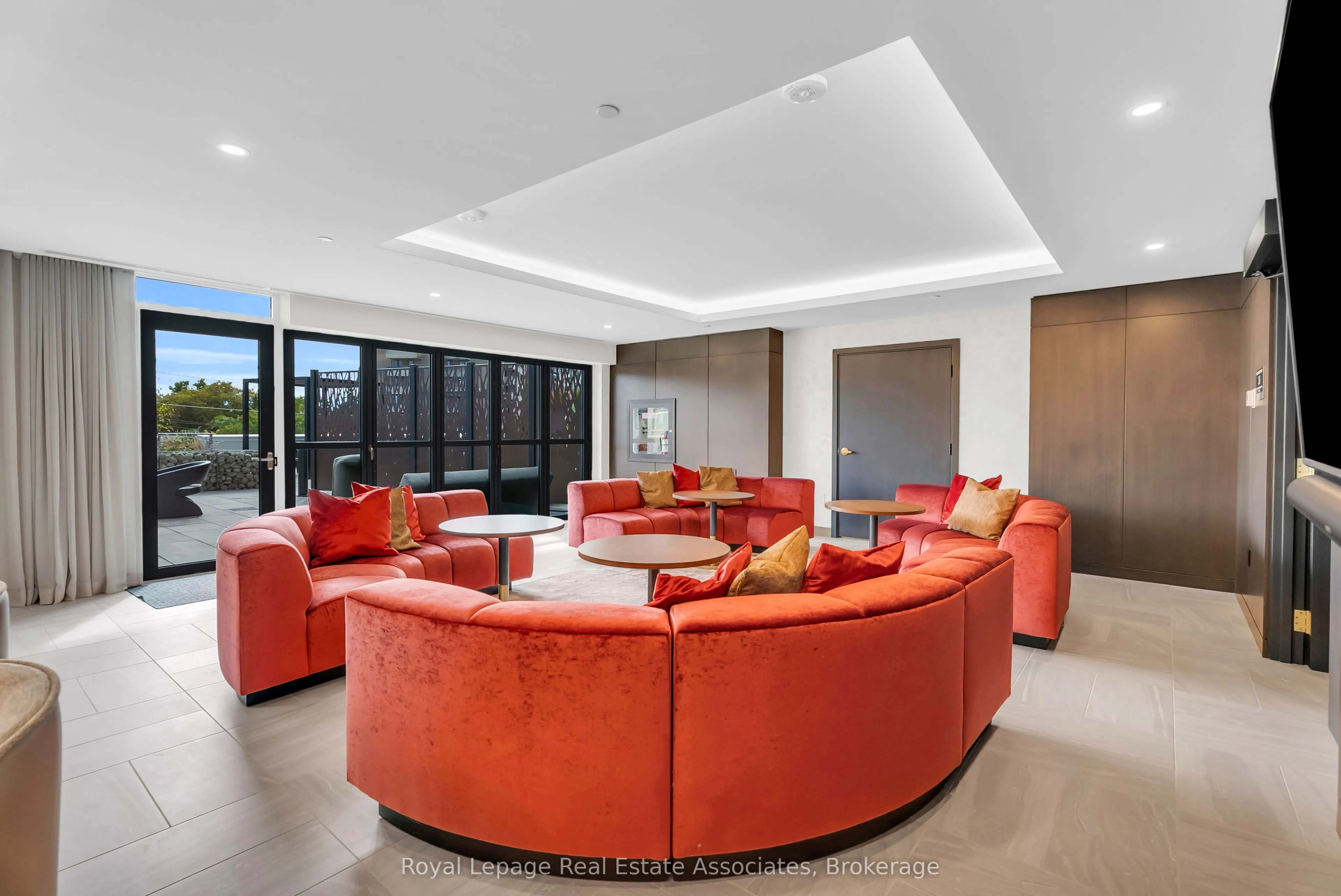 93 Arthur Street S, #1212