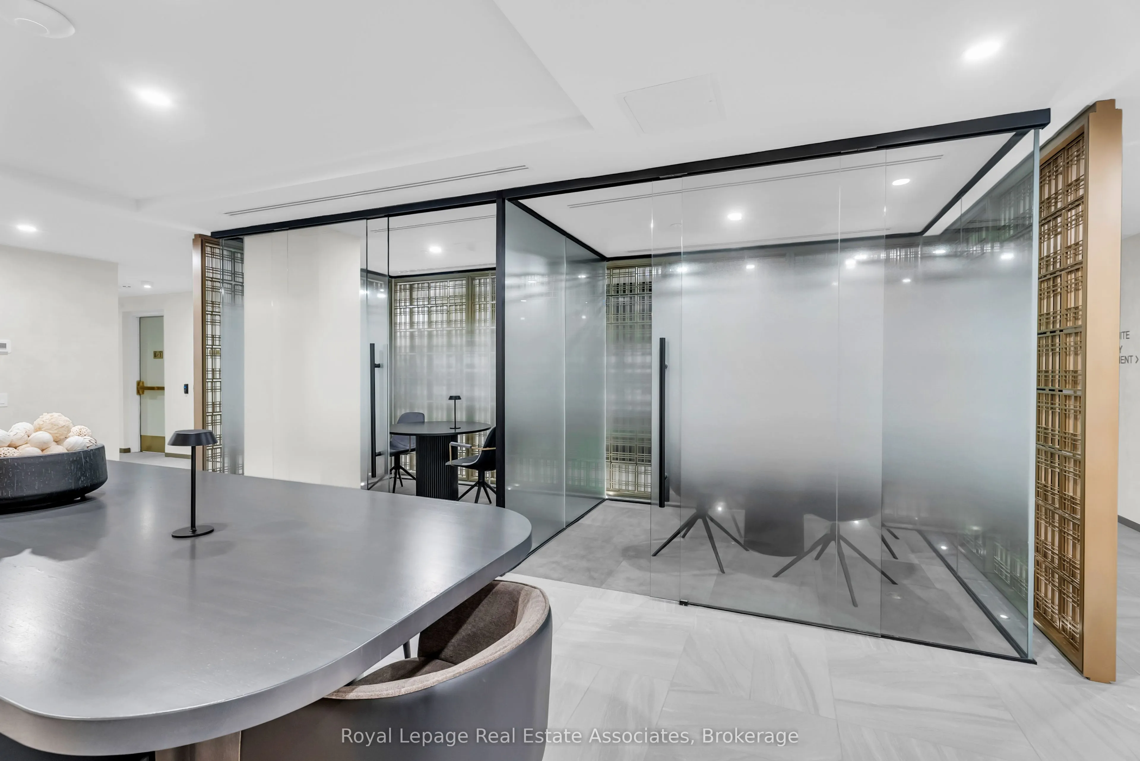 93 Arthur Street S, #1212