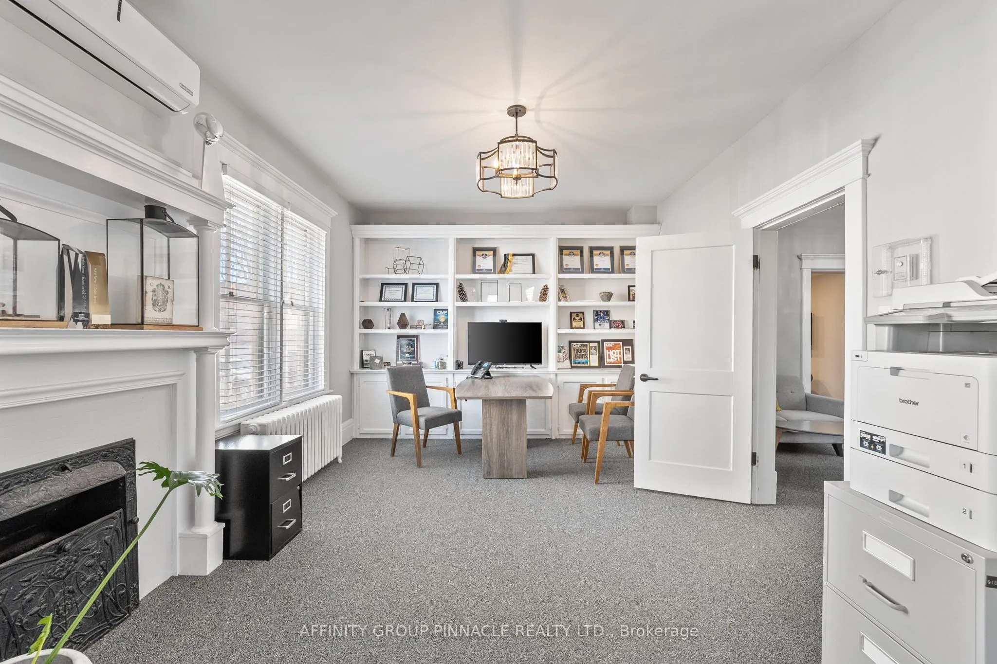 255 Kent Street W
