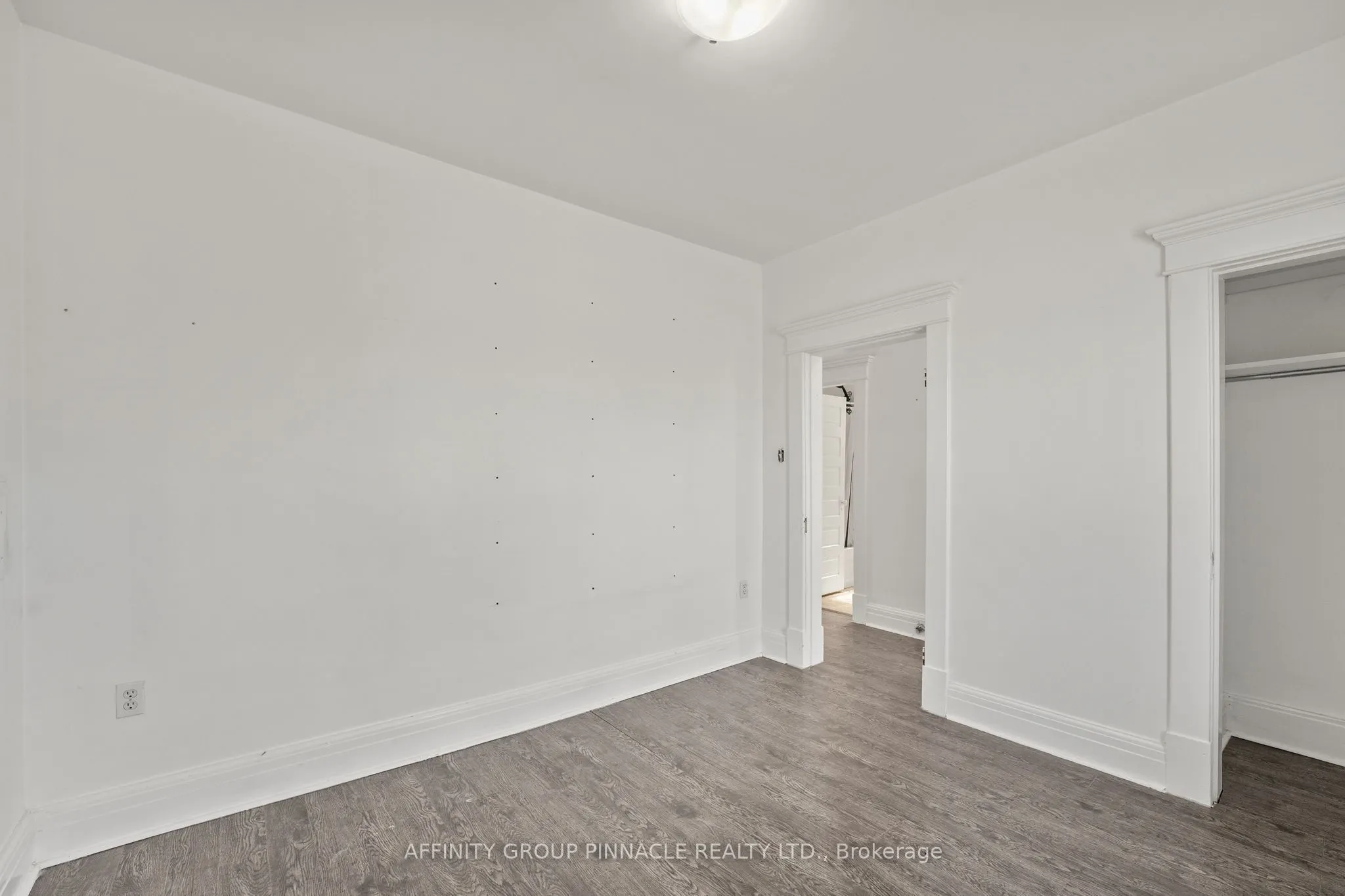 255 Kent Street W