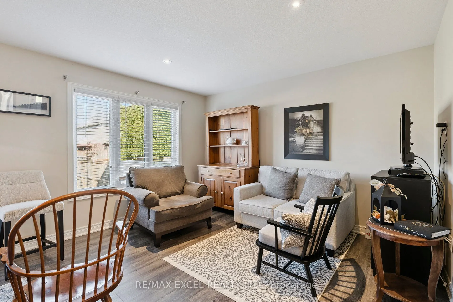 6401 Shapton Crescent