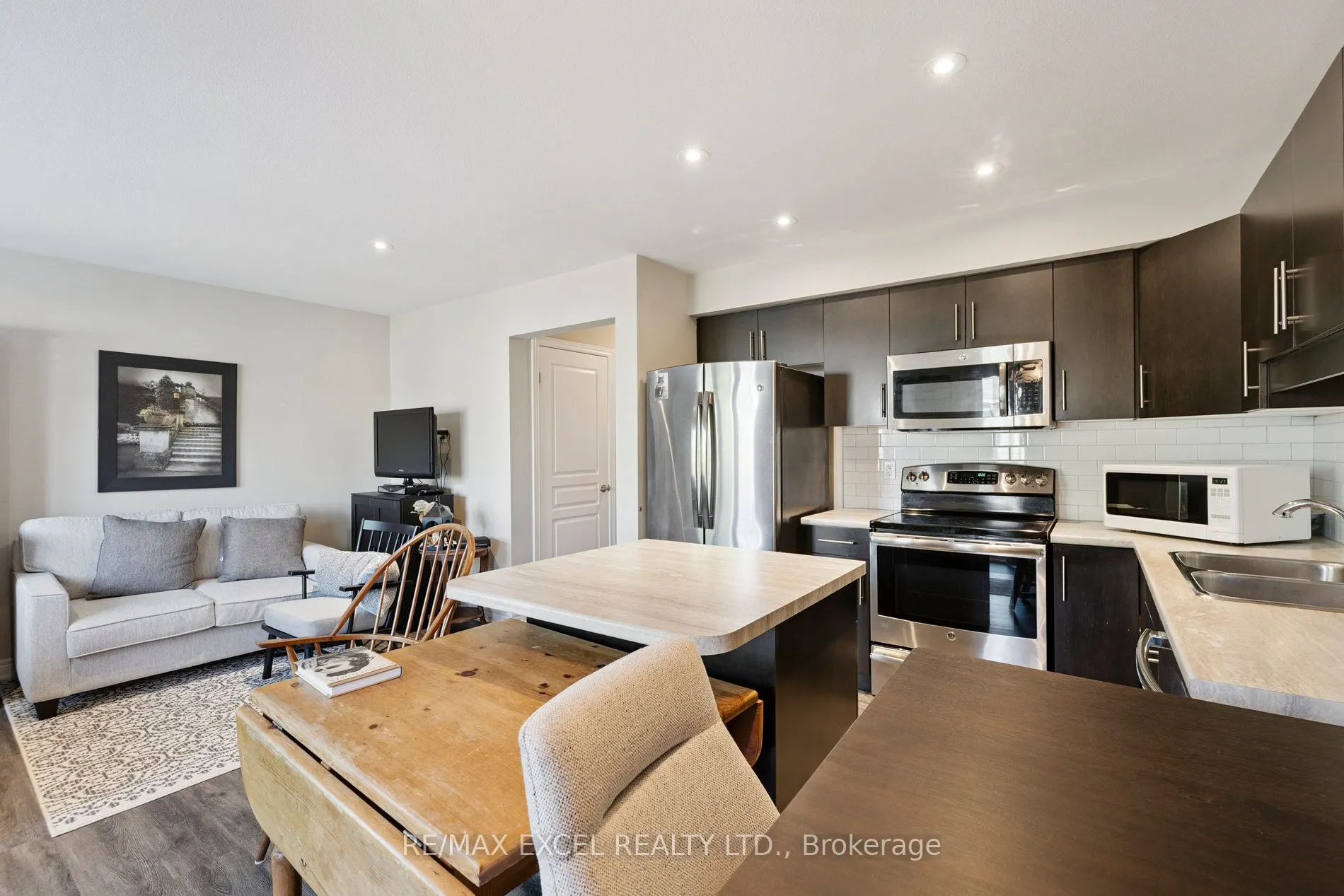 6401 Shapton Crescent