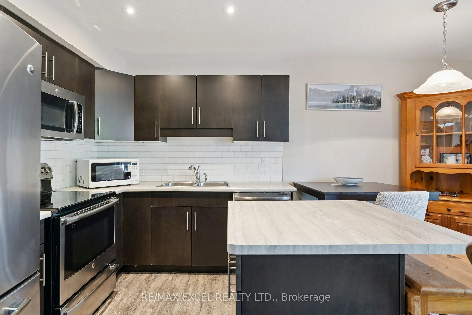 6401 Shapton Crescent