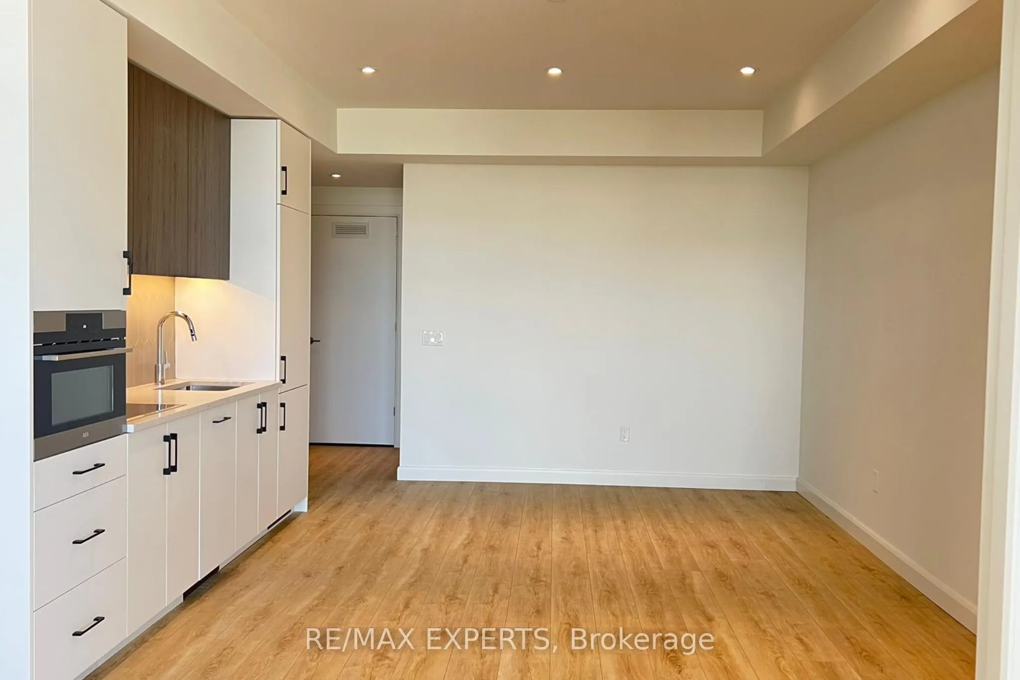 403 741 King Street W, #3