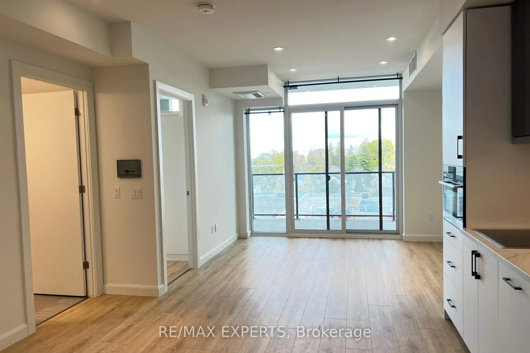 403 741 King Street W, #3