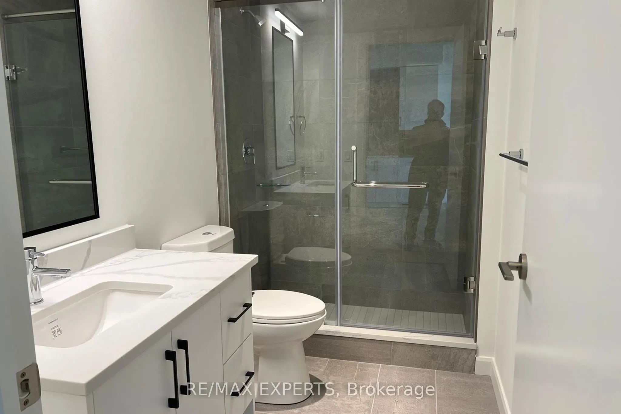 403 741 King Street W, #3