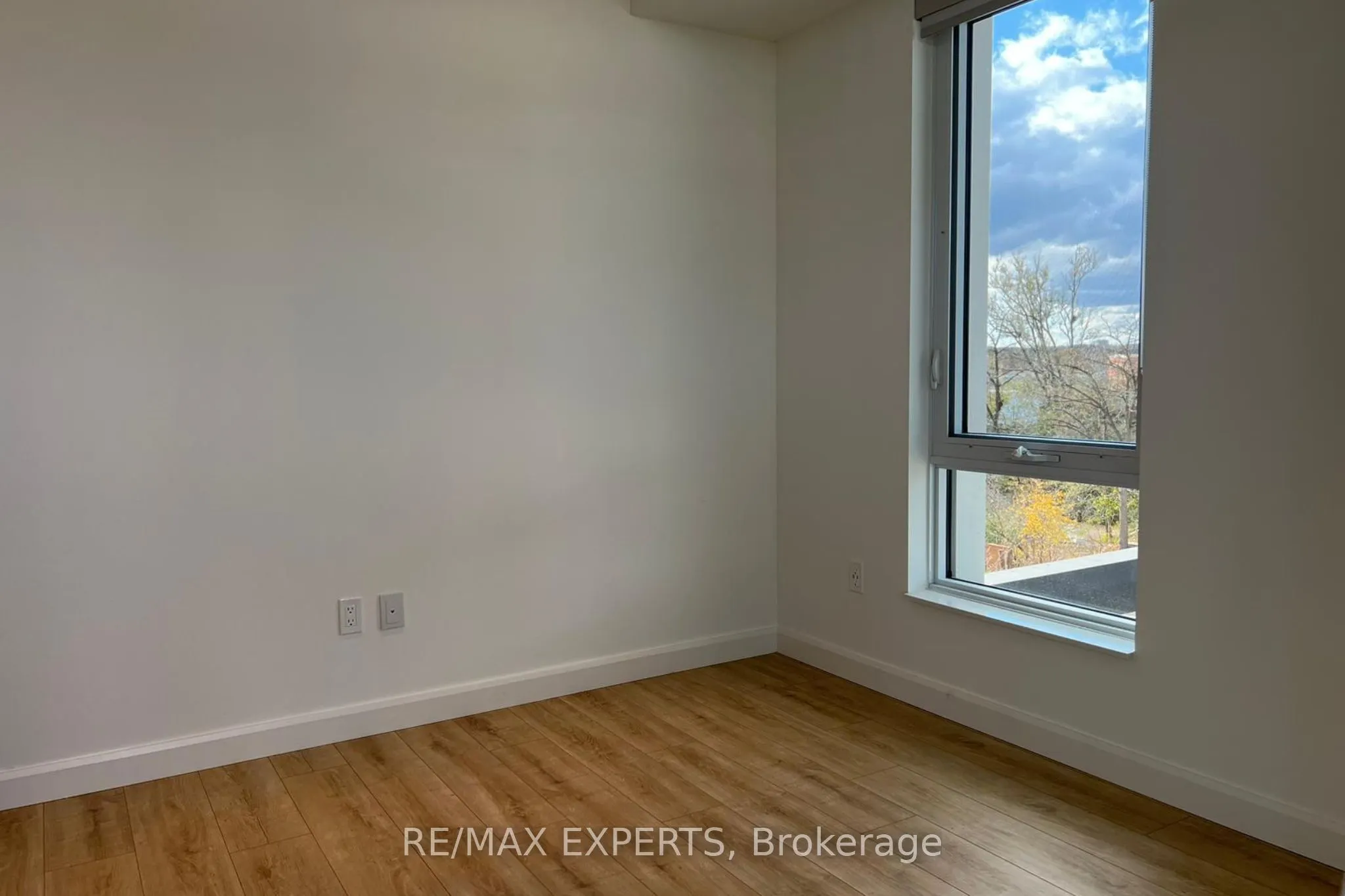 403 741 King Street W, #3