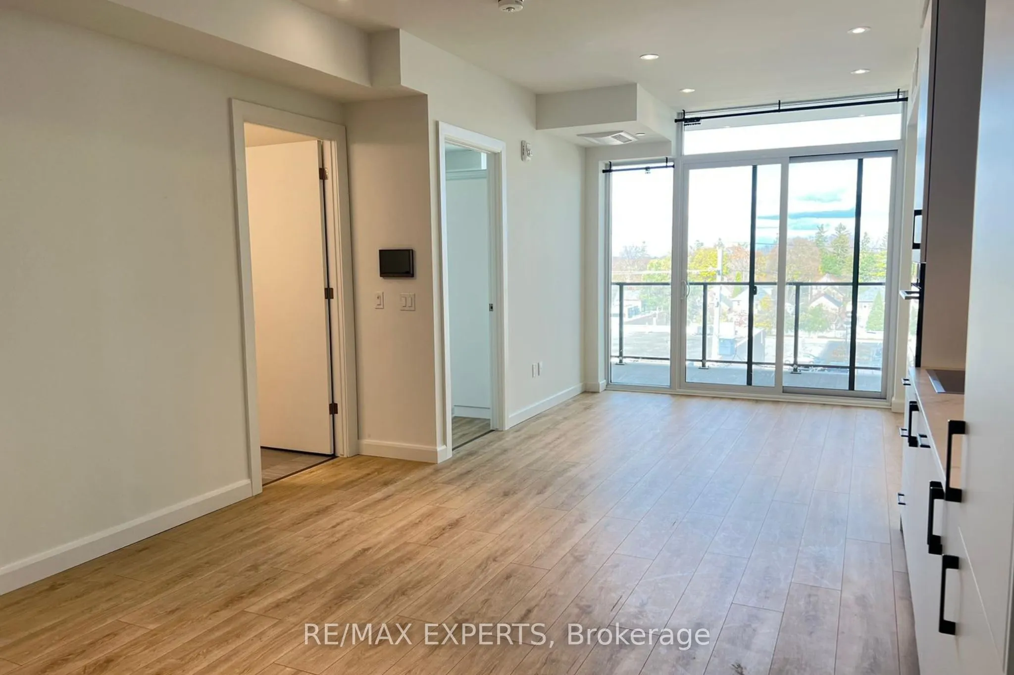 403 741 King Street W, #3