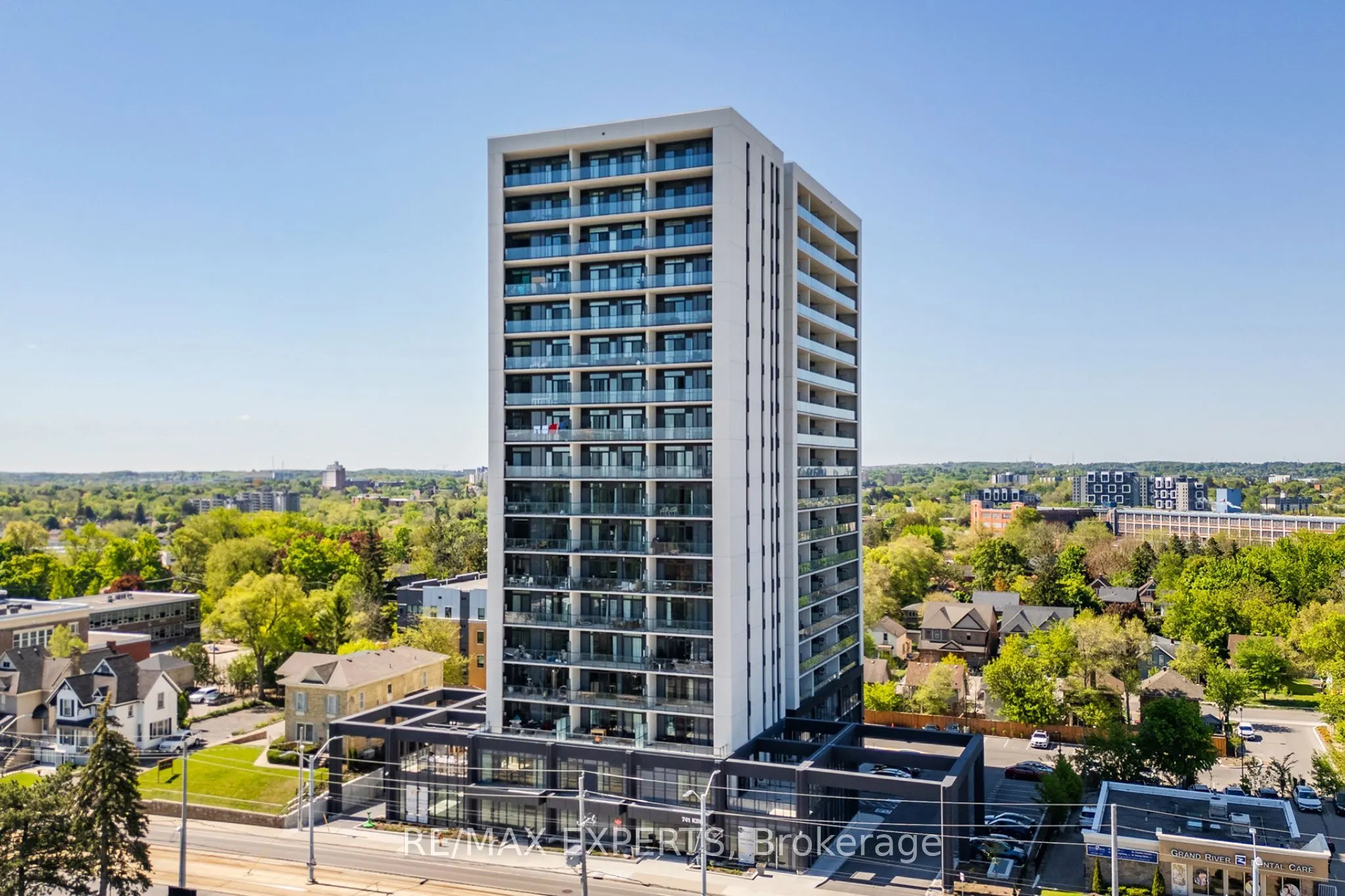 403 741 King Street W, #3