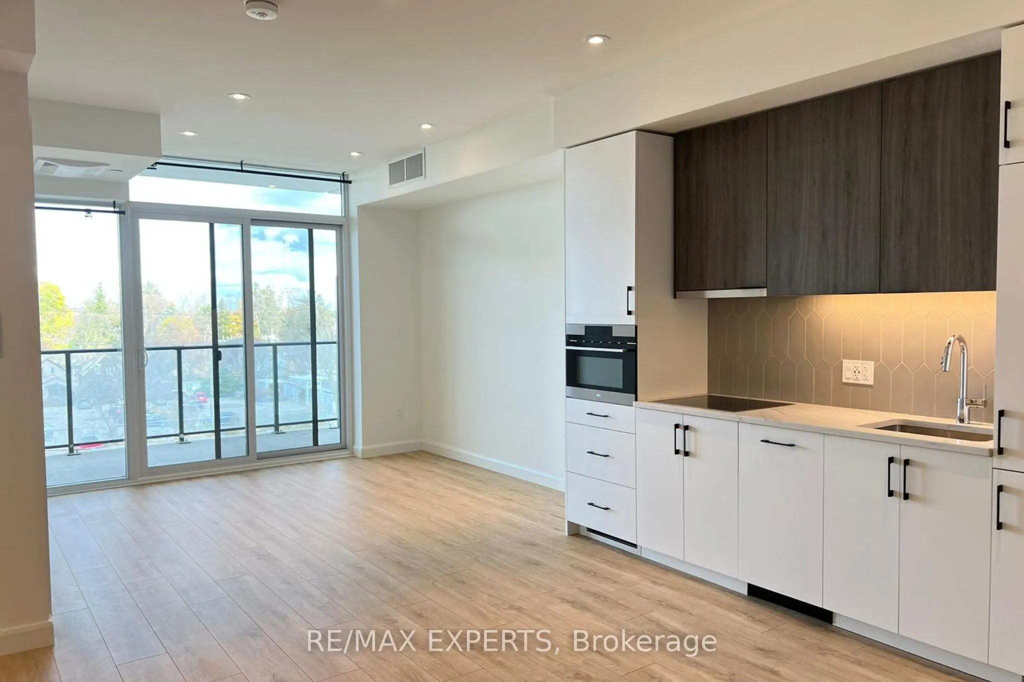 403 741 King Street W, #3