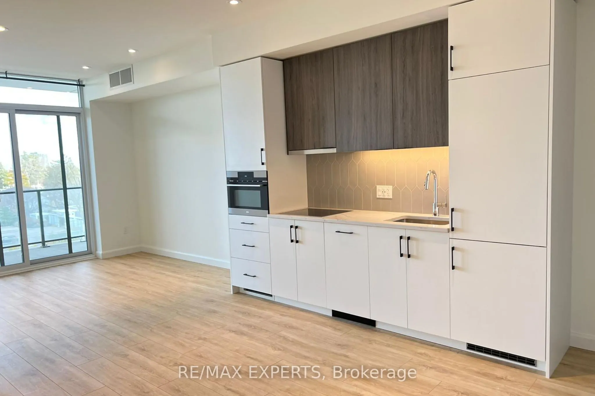 403 741 King Street W, #3