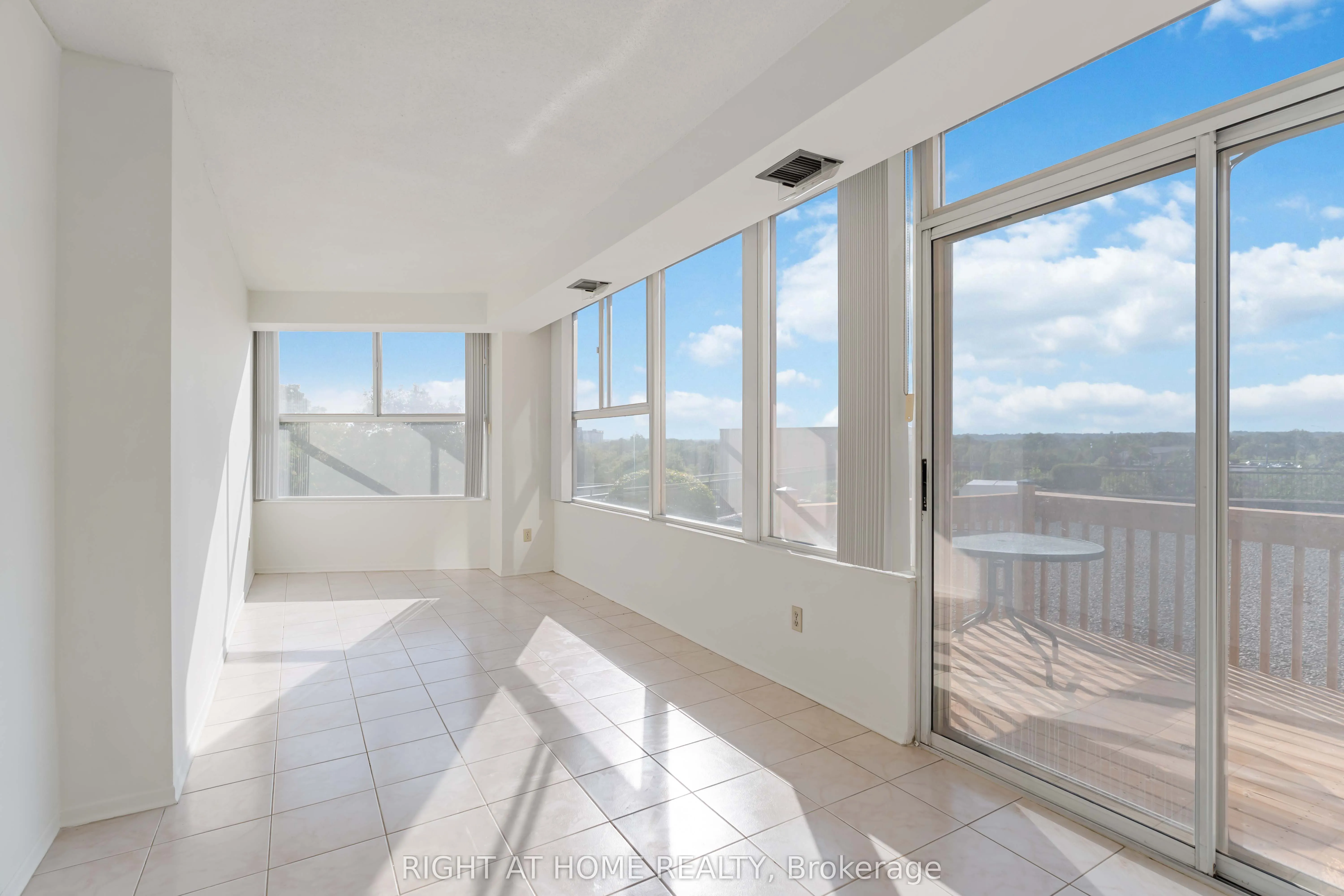 7 Gale Crescent, #204