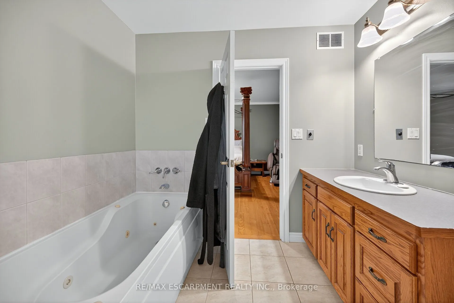 2905 SOUTH GRIMSBY ROAD 6