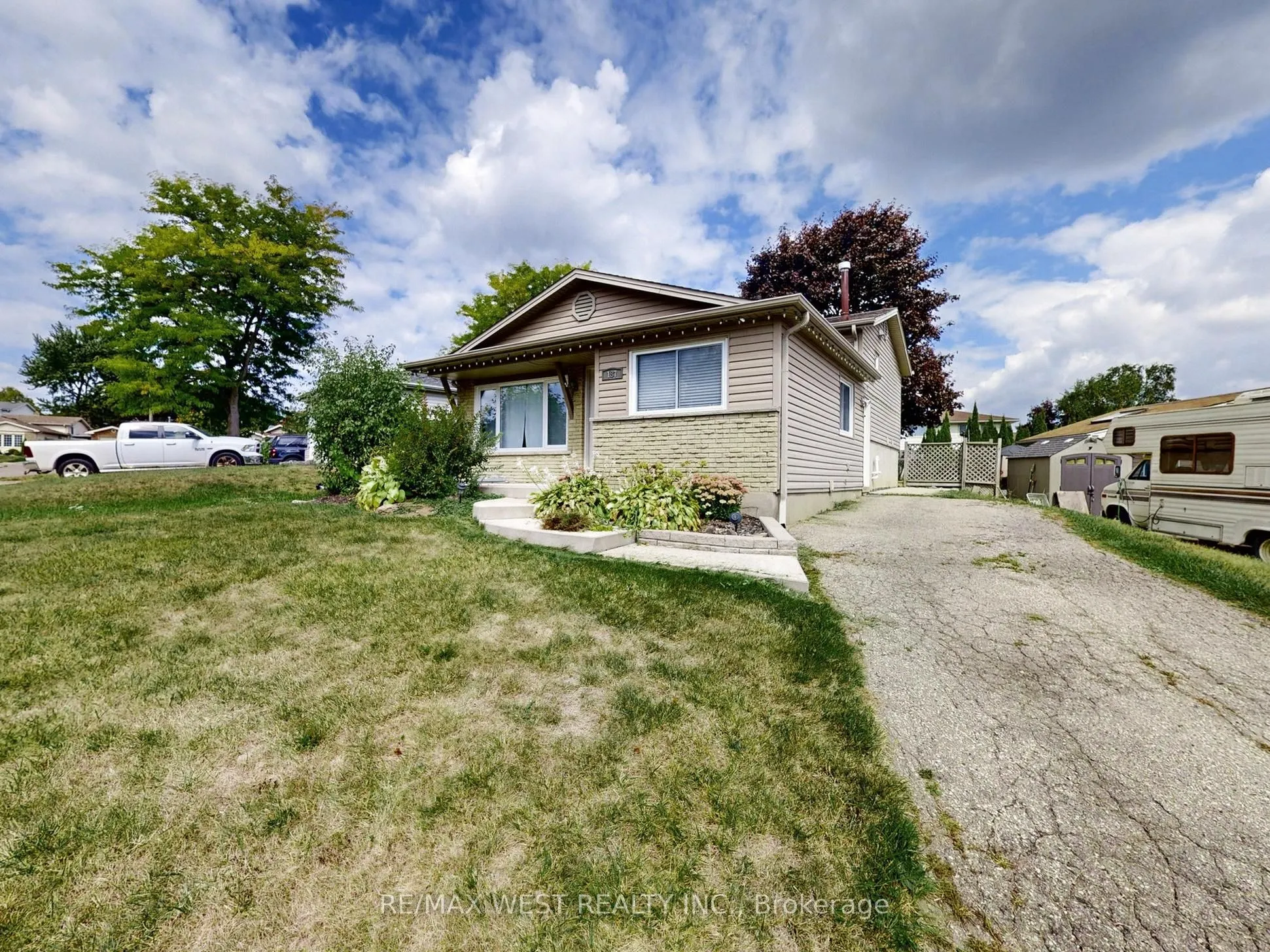 187 Broken Oak Crescent