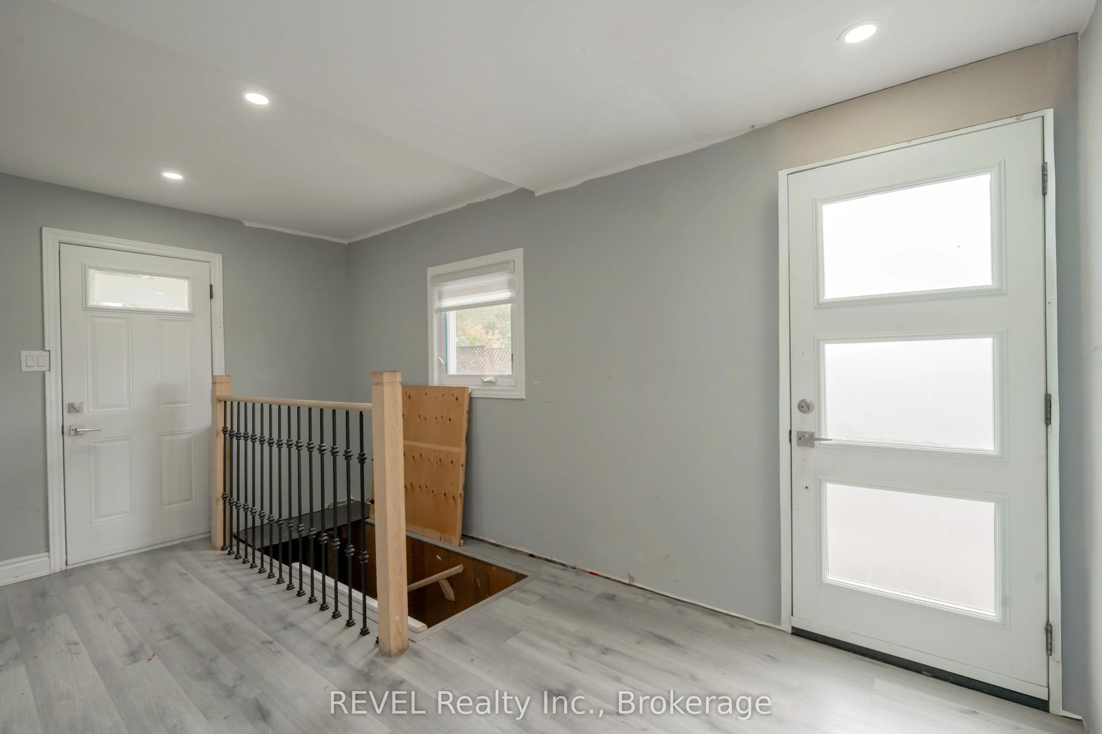 1269 1273 LARKIN Road E