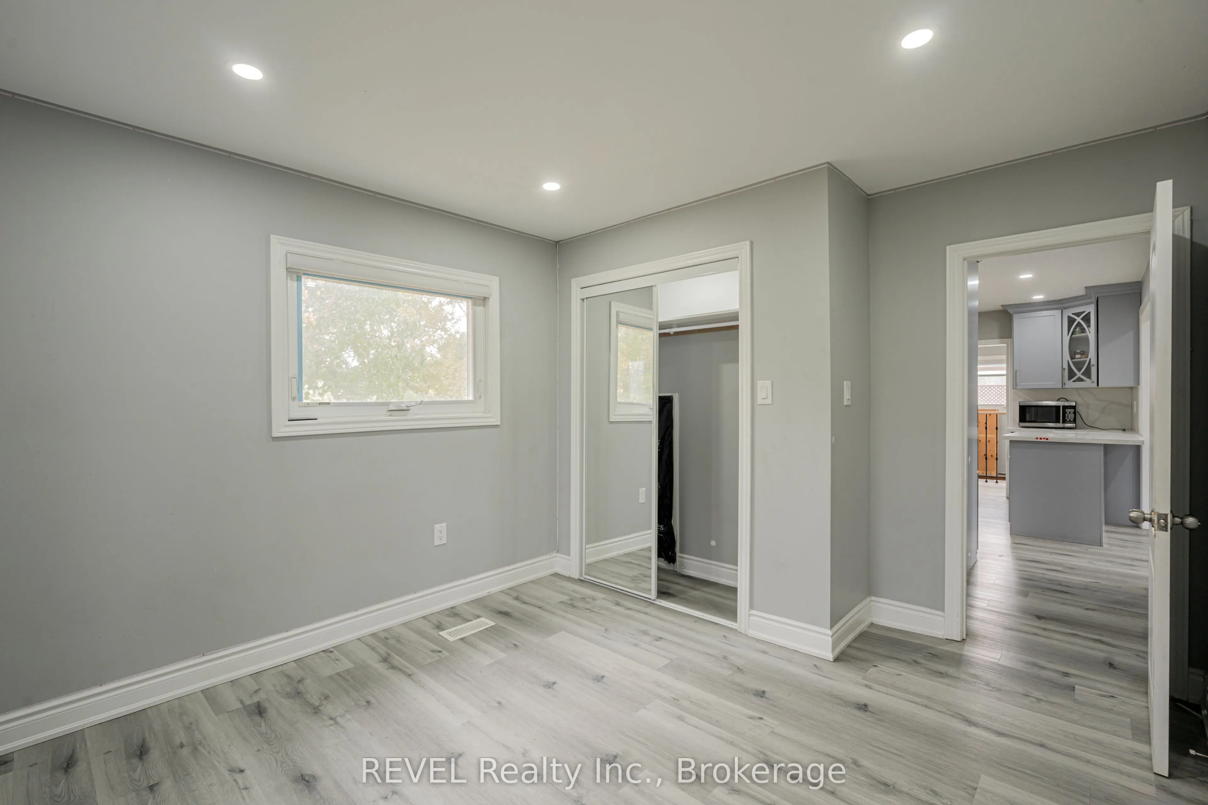 1269 1273 LARKIN Road E