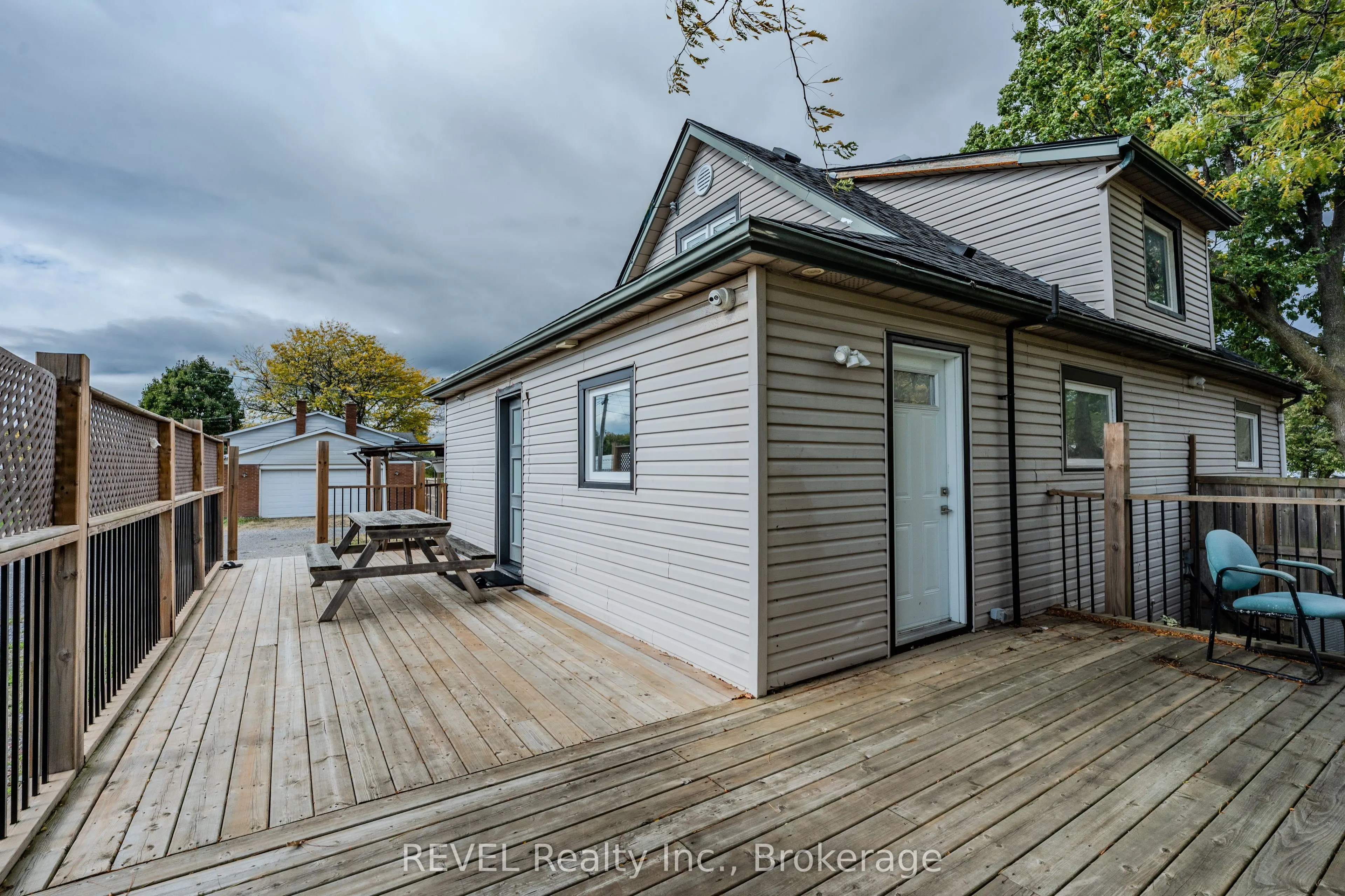 1269 1273 LARKIN Road E