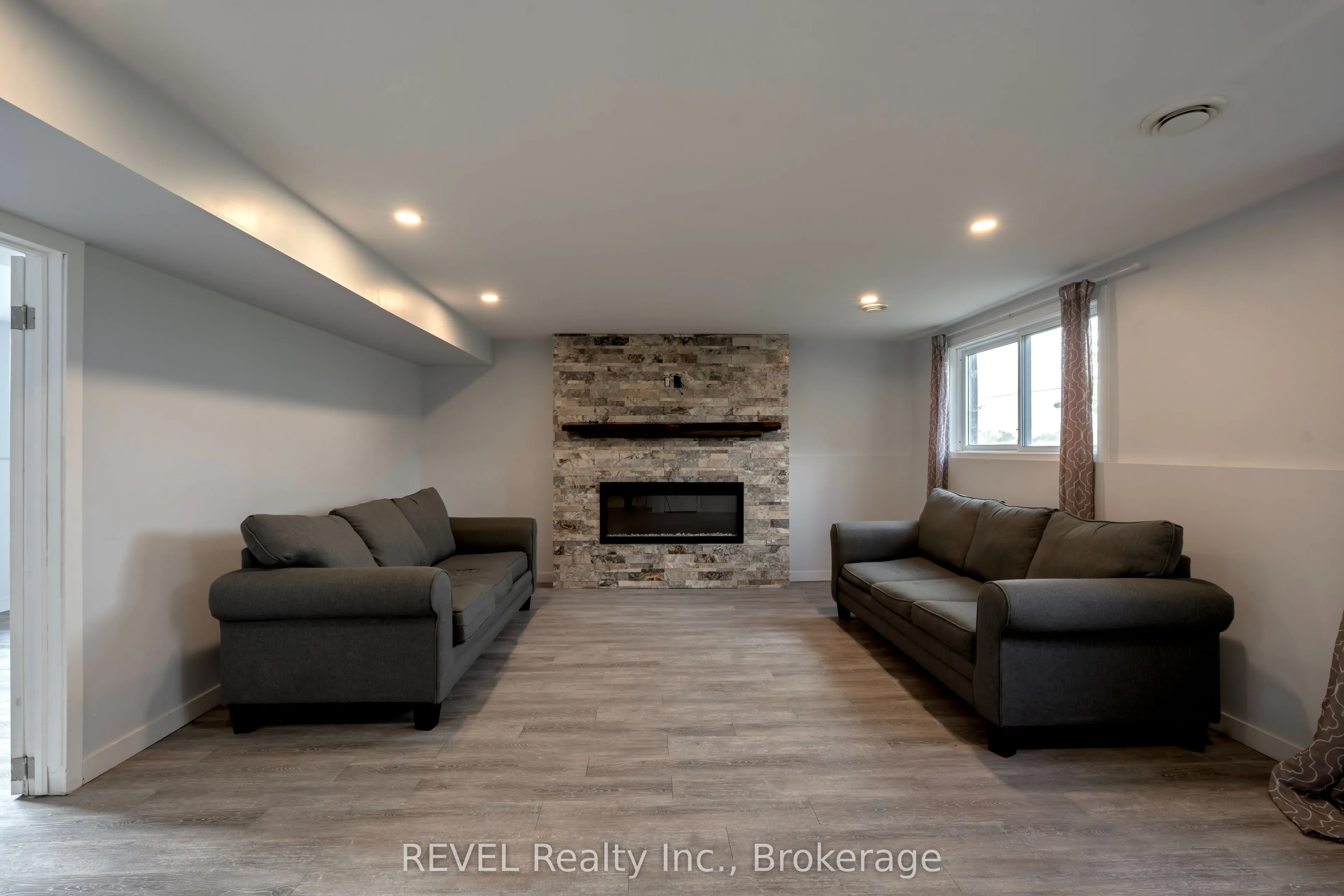 1269 1273 LARKIN Road E