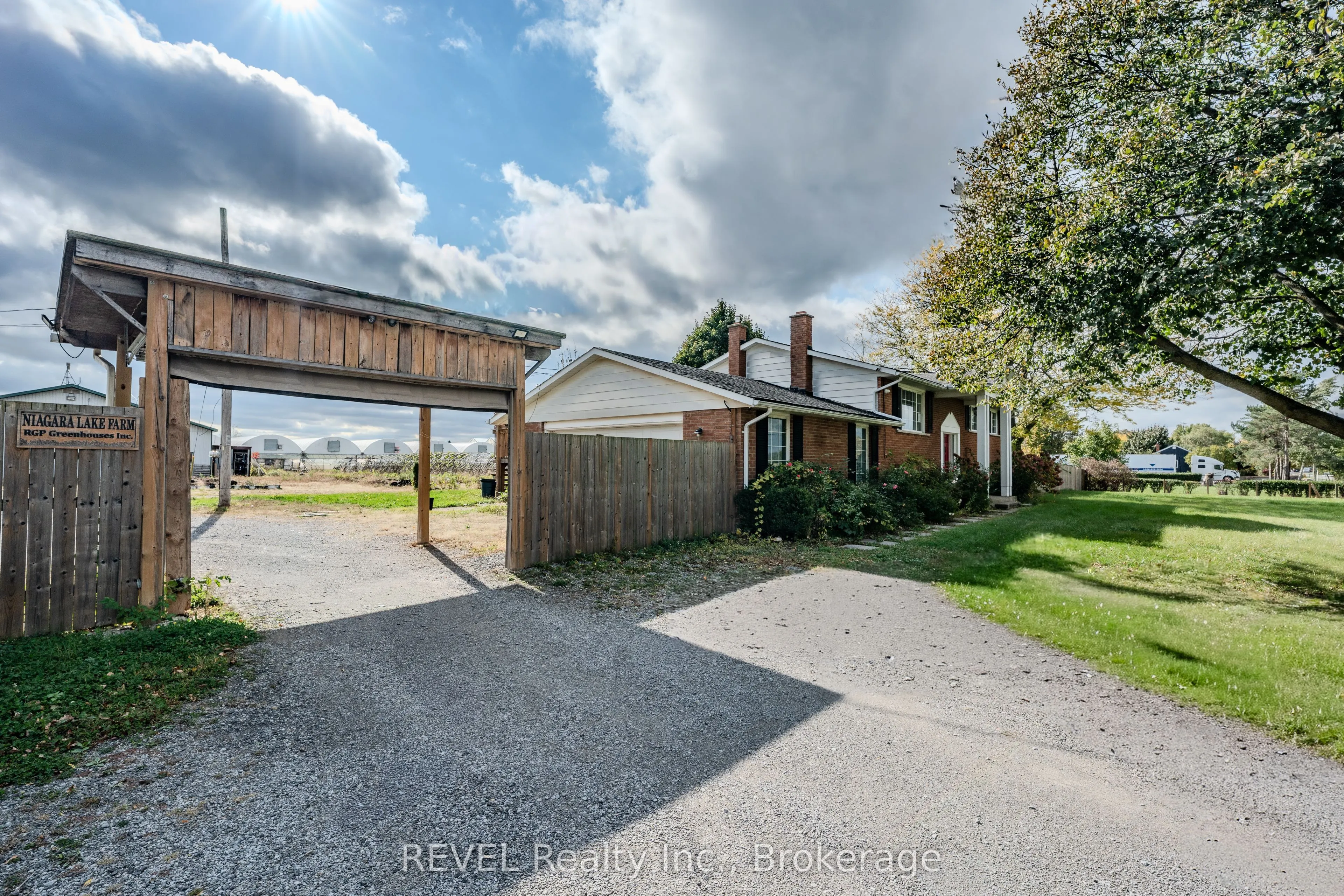 1269 1273 LARKIN Road E