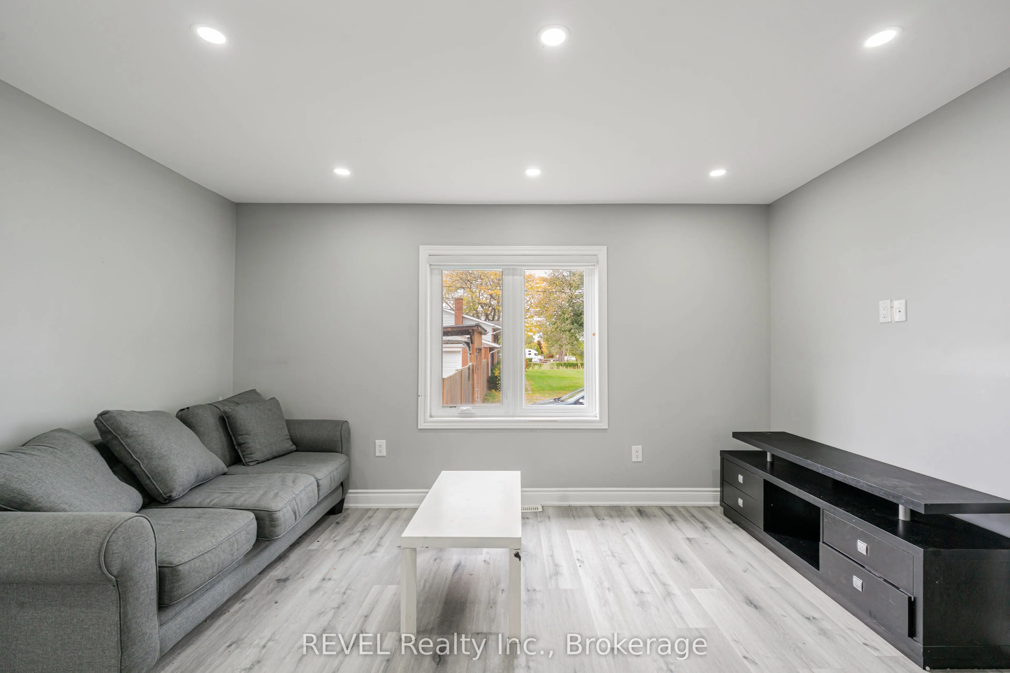 1269 1273 LARKIN Road E