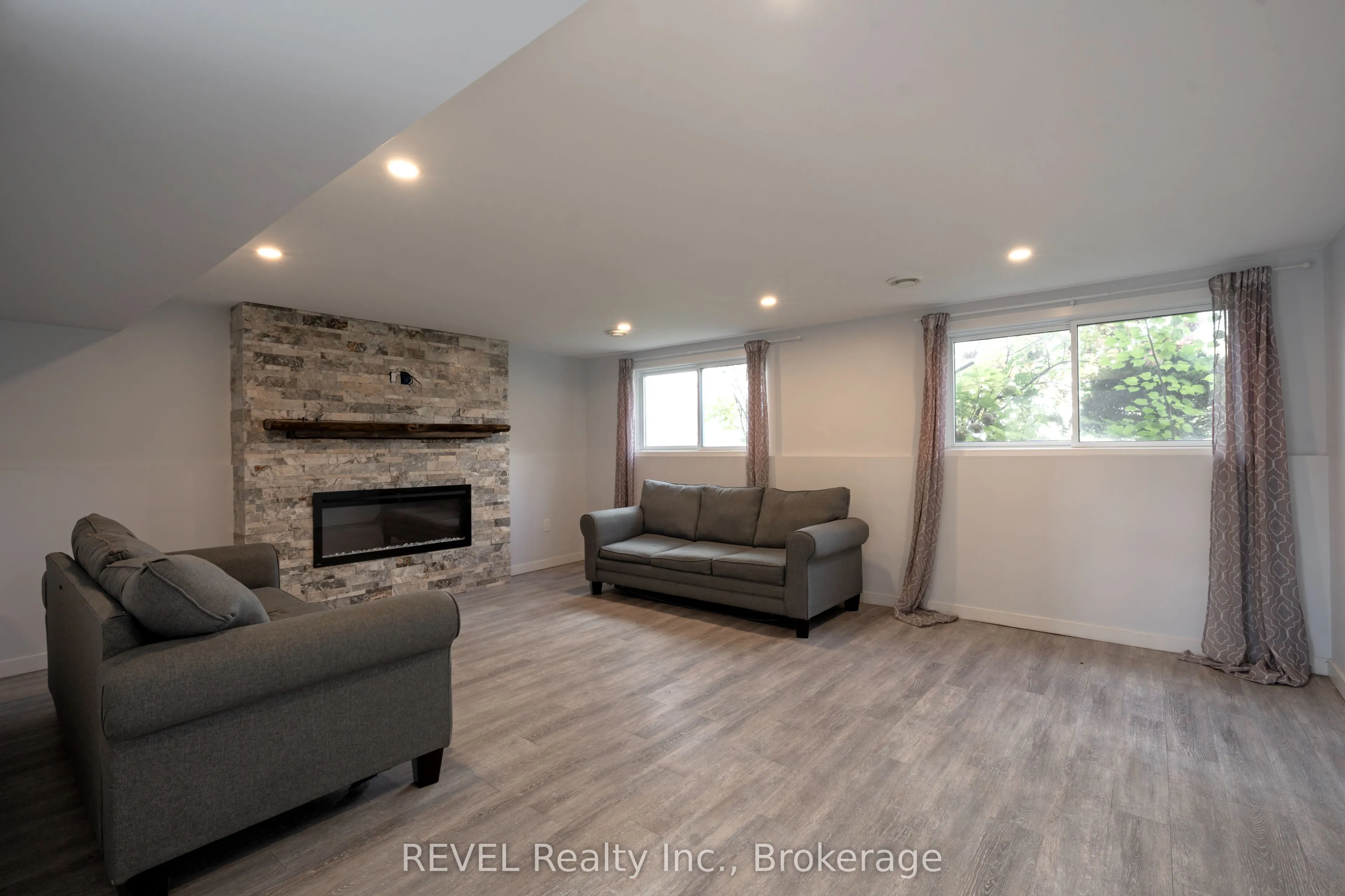 1269 1273 LARKIN Road E