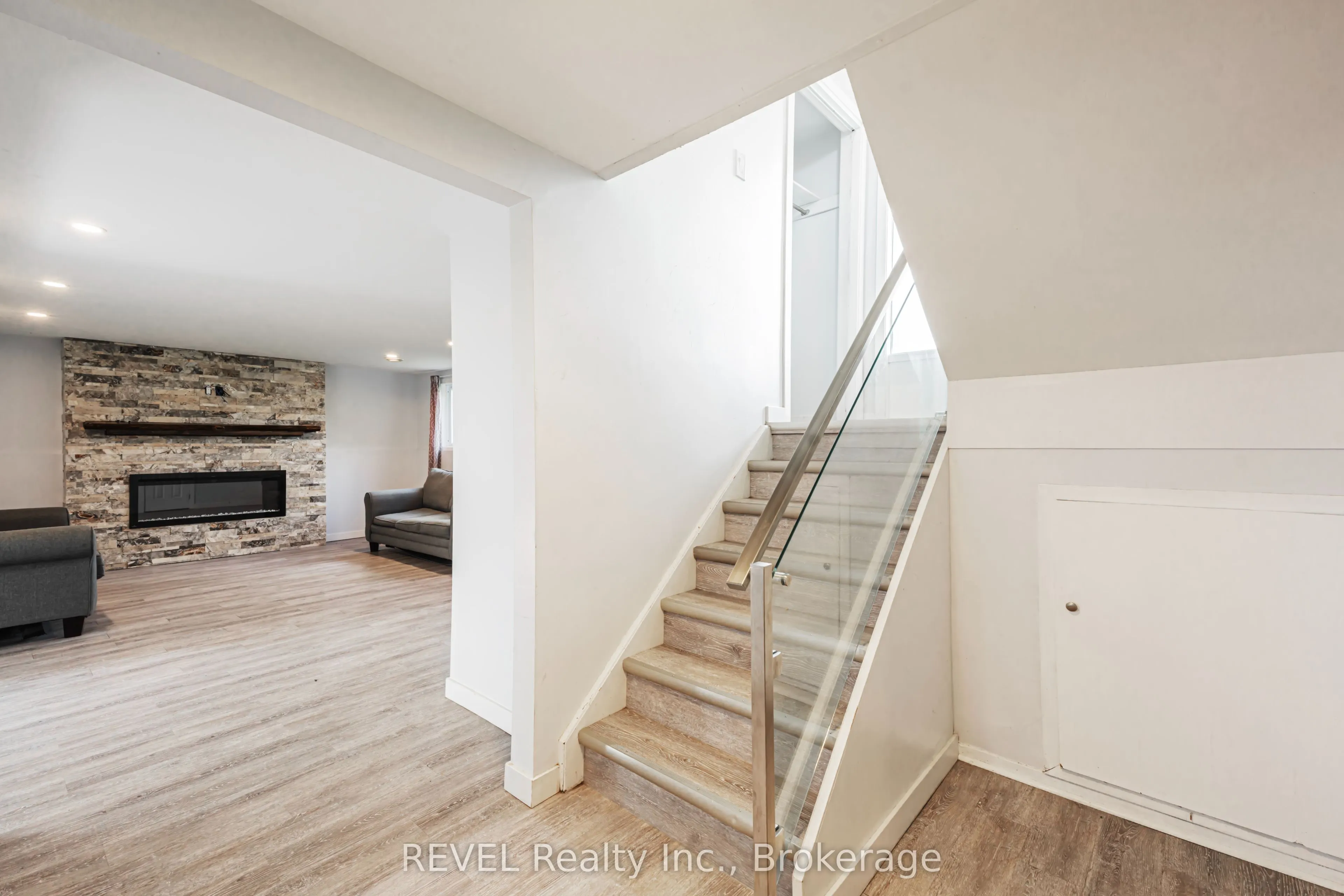 1269 1273 LARKIN Road E