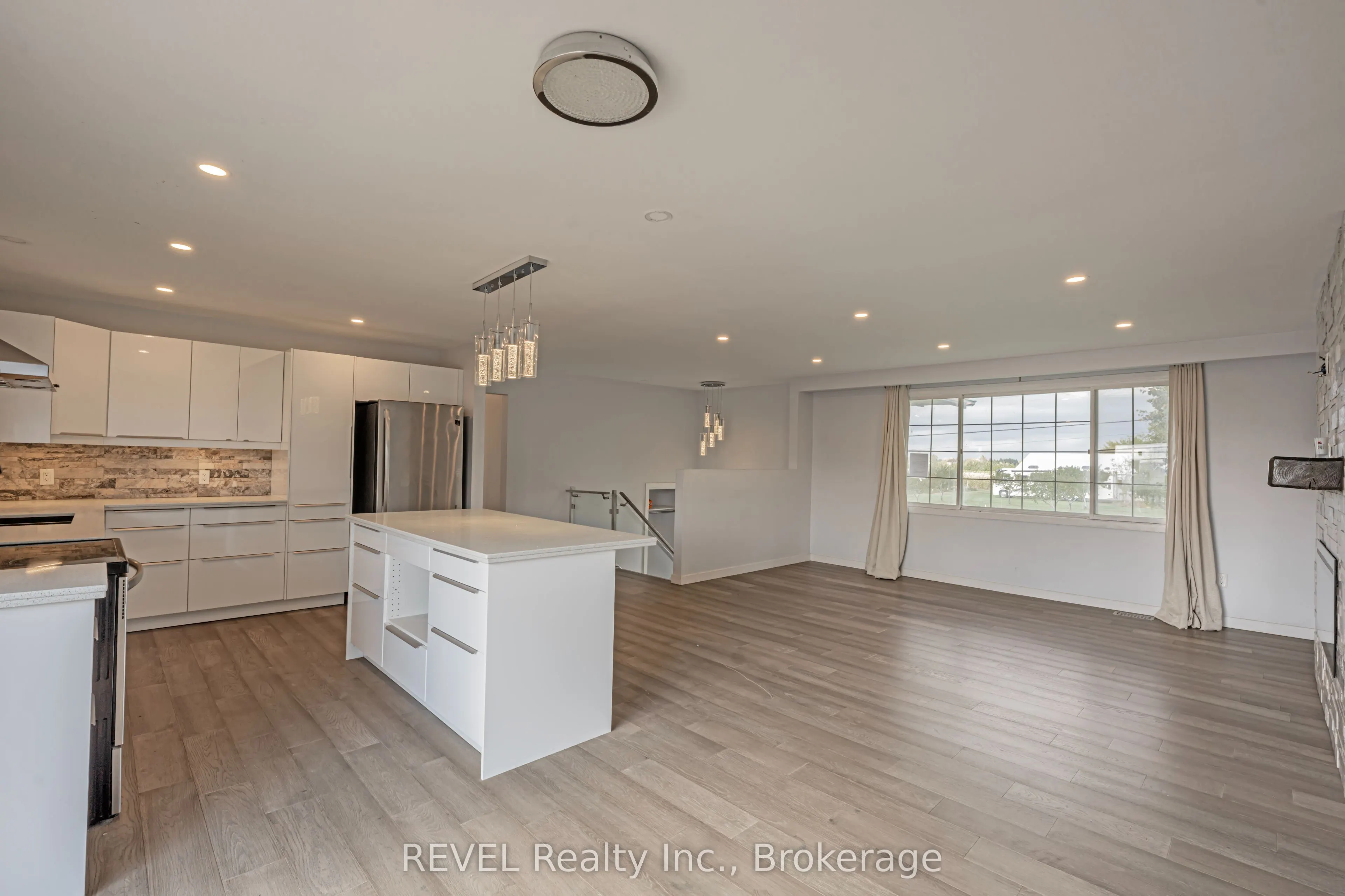 1269 1273 LARKIN Road E