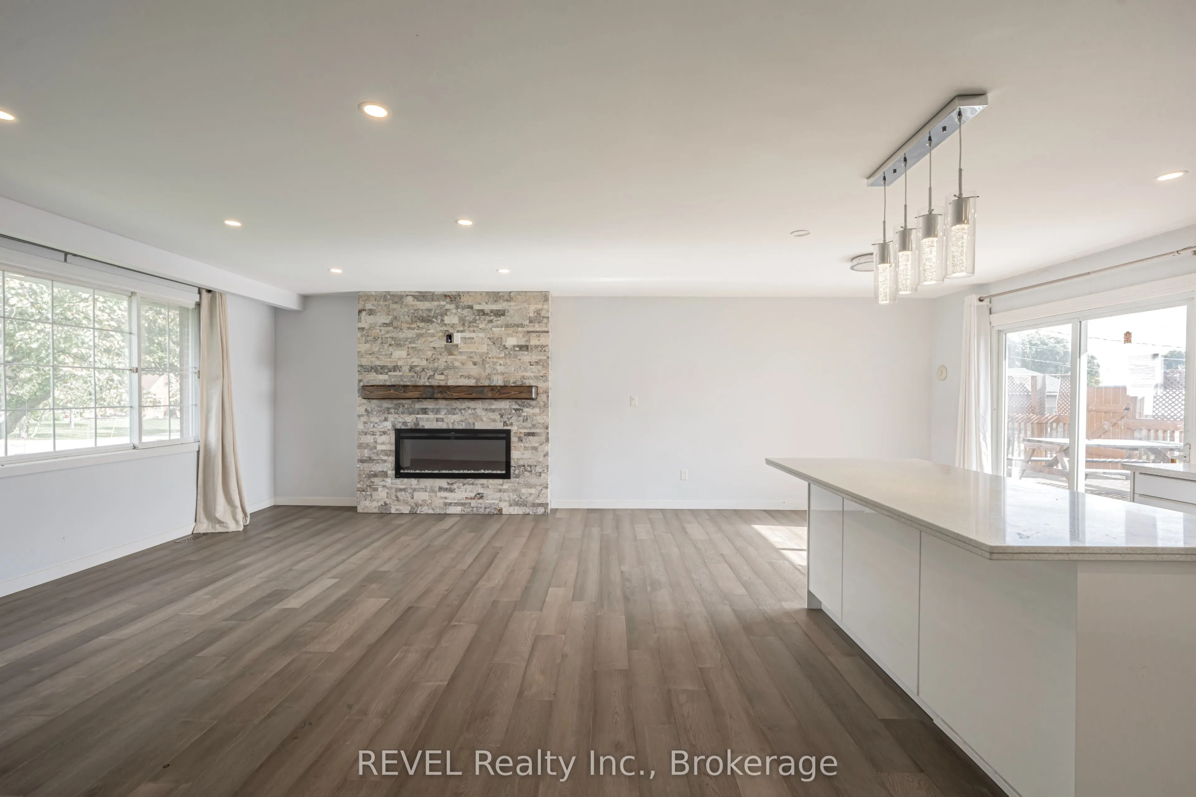 1269 1273 LARKIN Road E