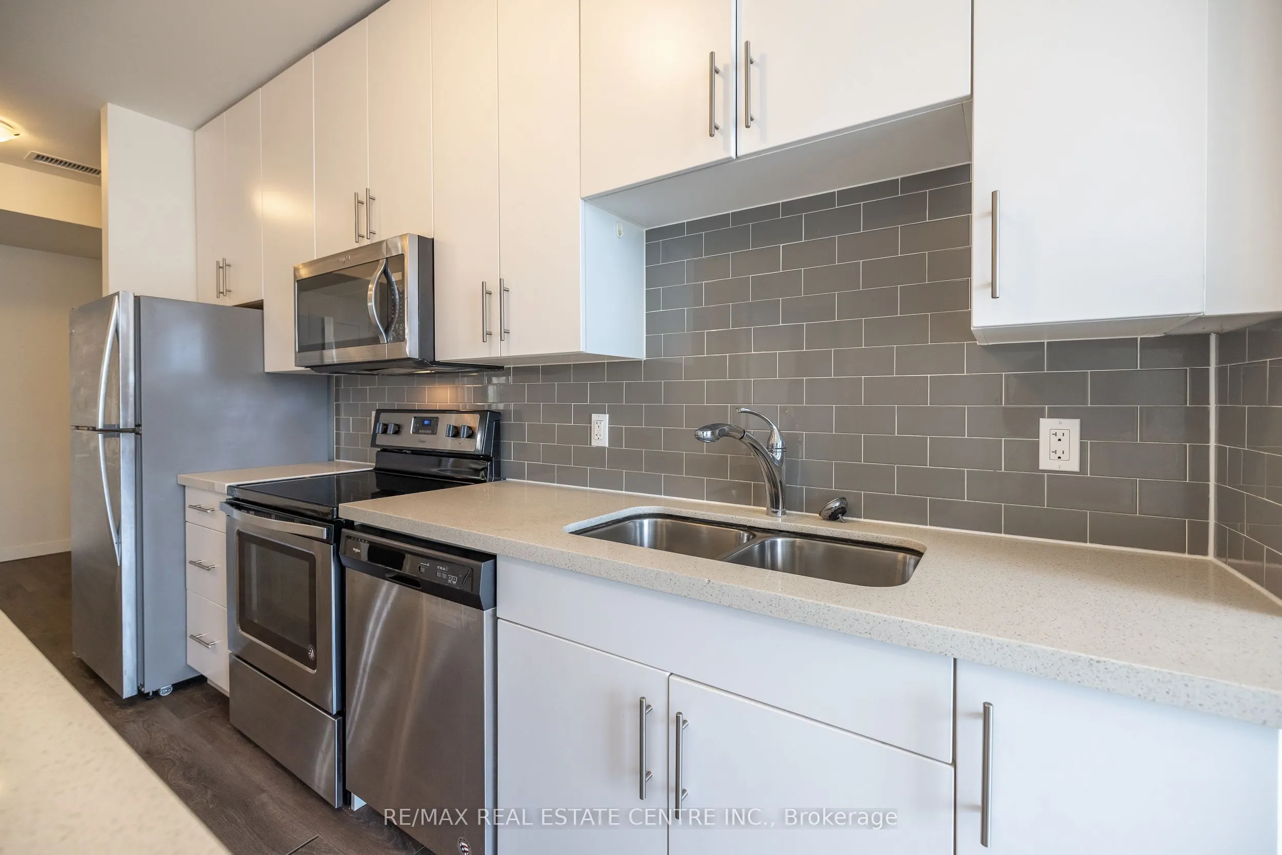 690 King Street W, #412