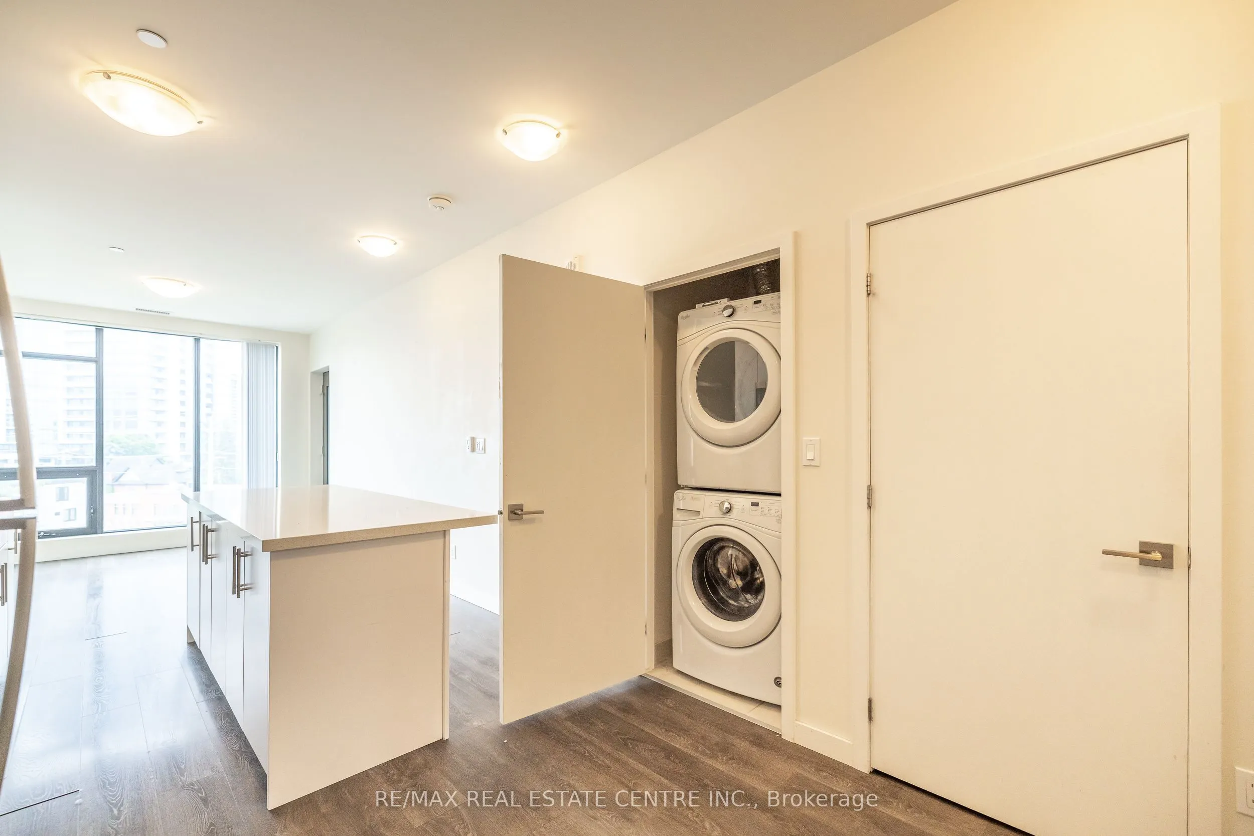 690 King Street W, #412