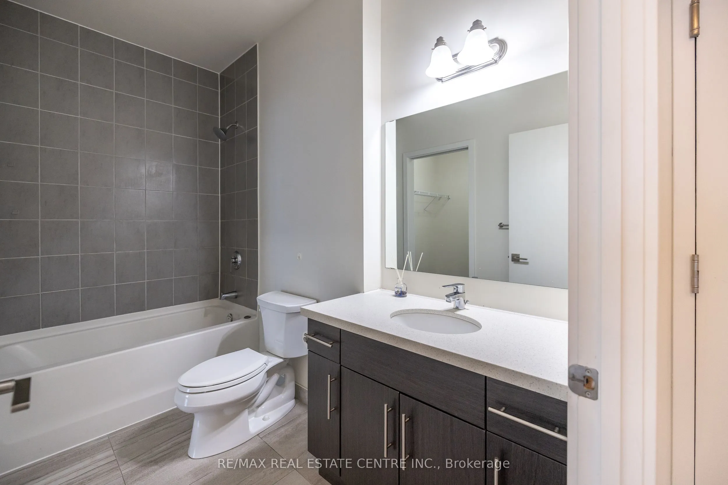 690 King Street W, #412