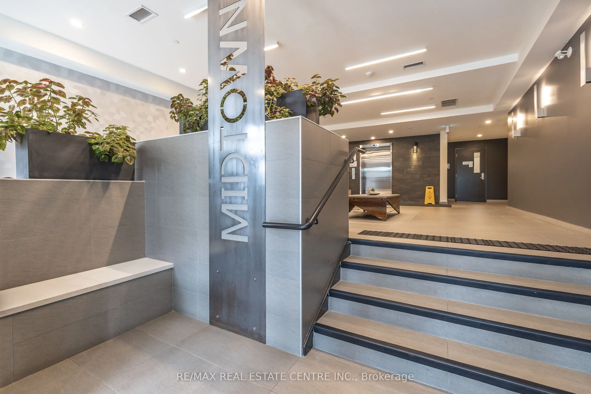 690 King Street W, #412