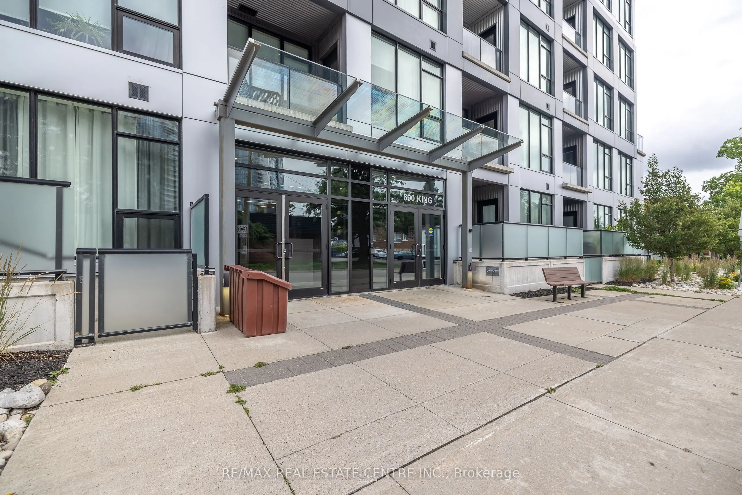 690 King Street W, #412