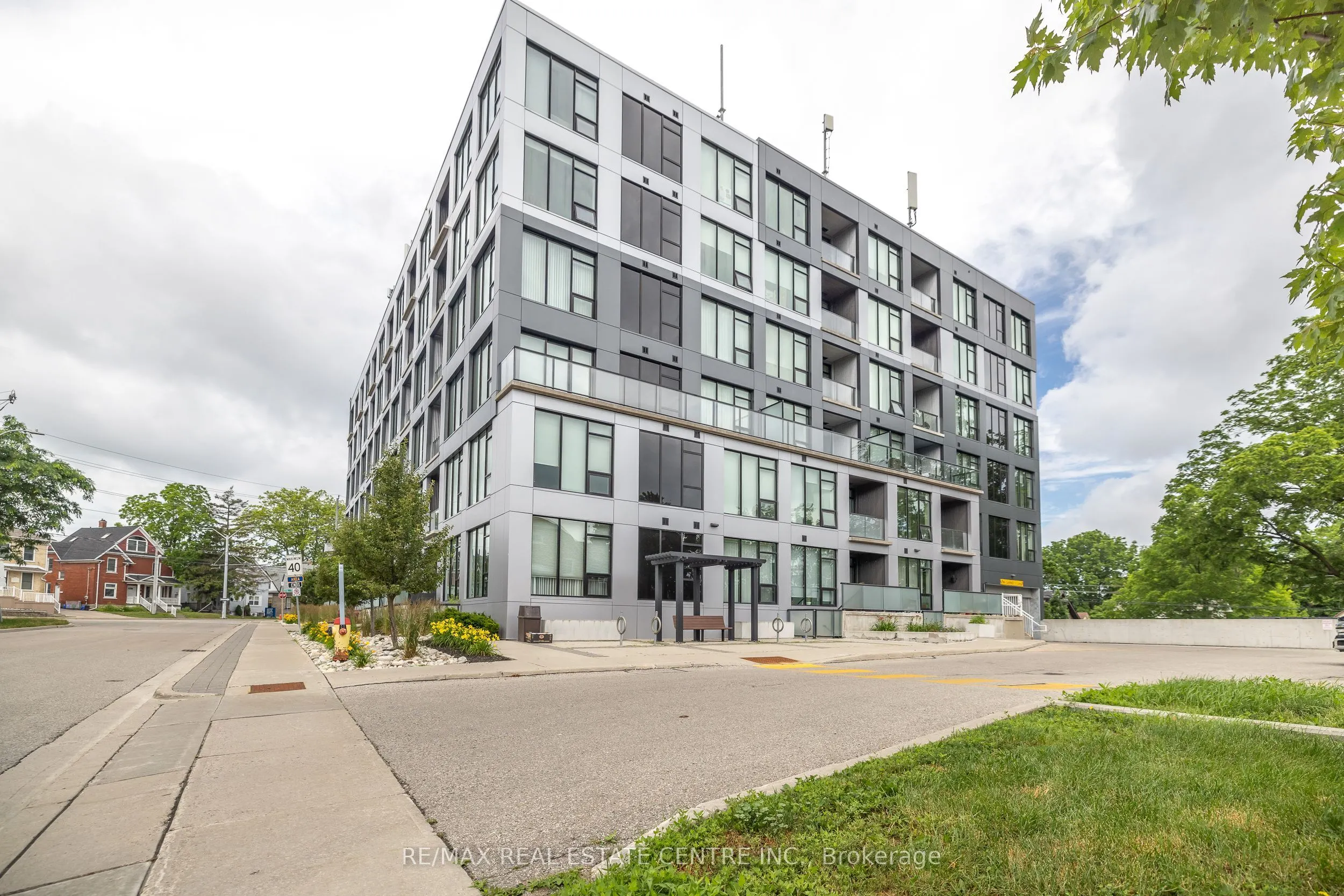 690 King Street W, #412