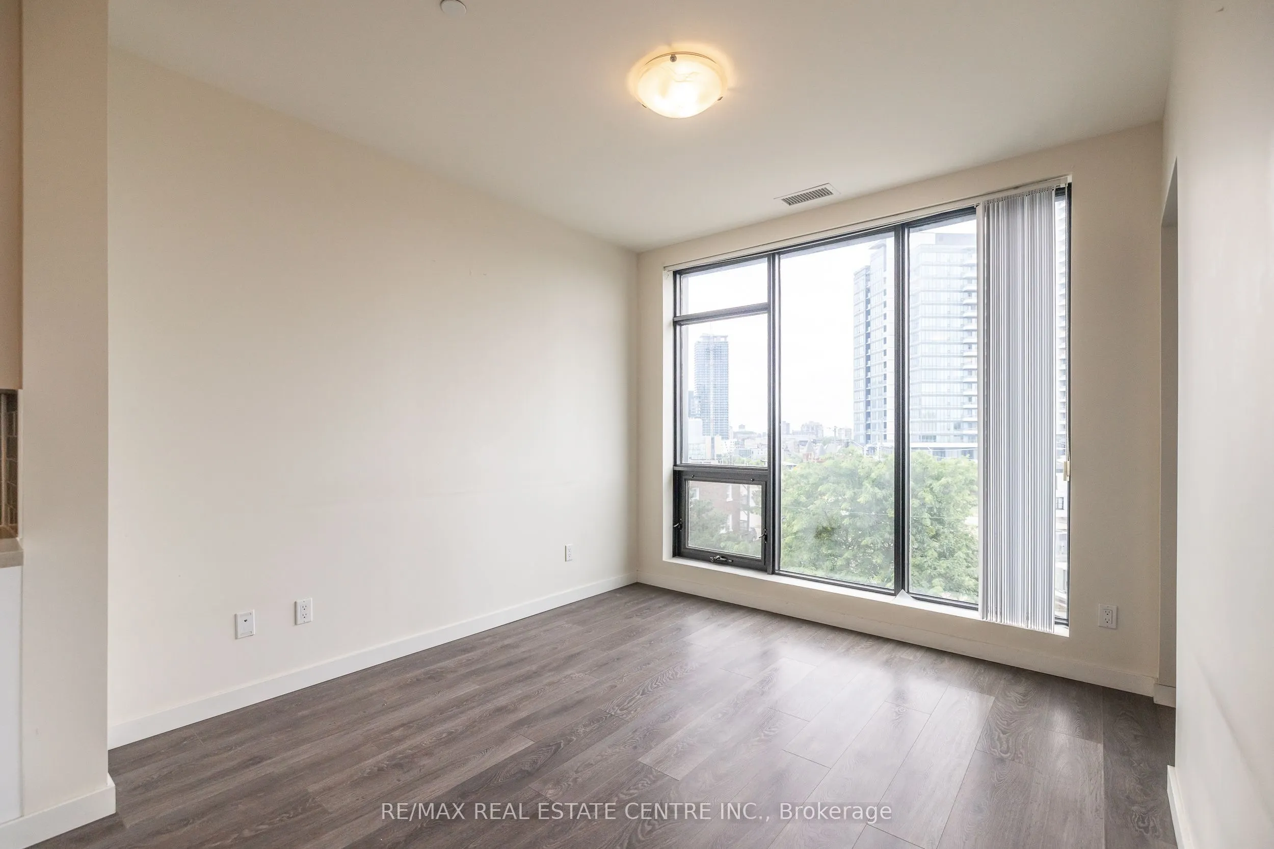 690 King Street W, #412