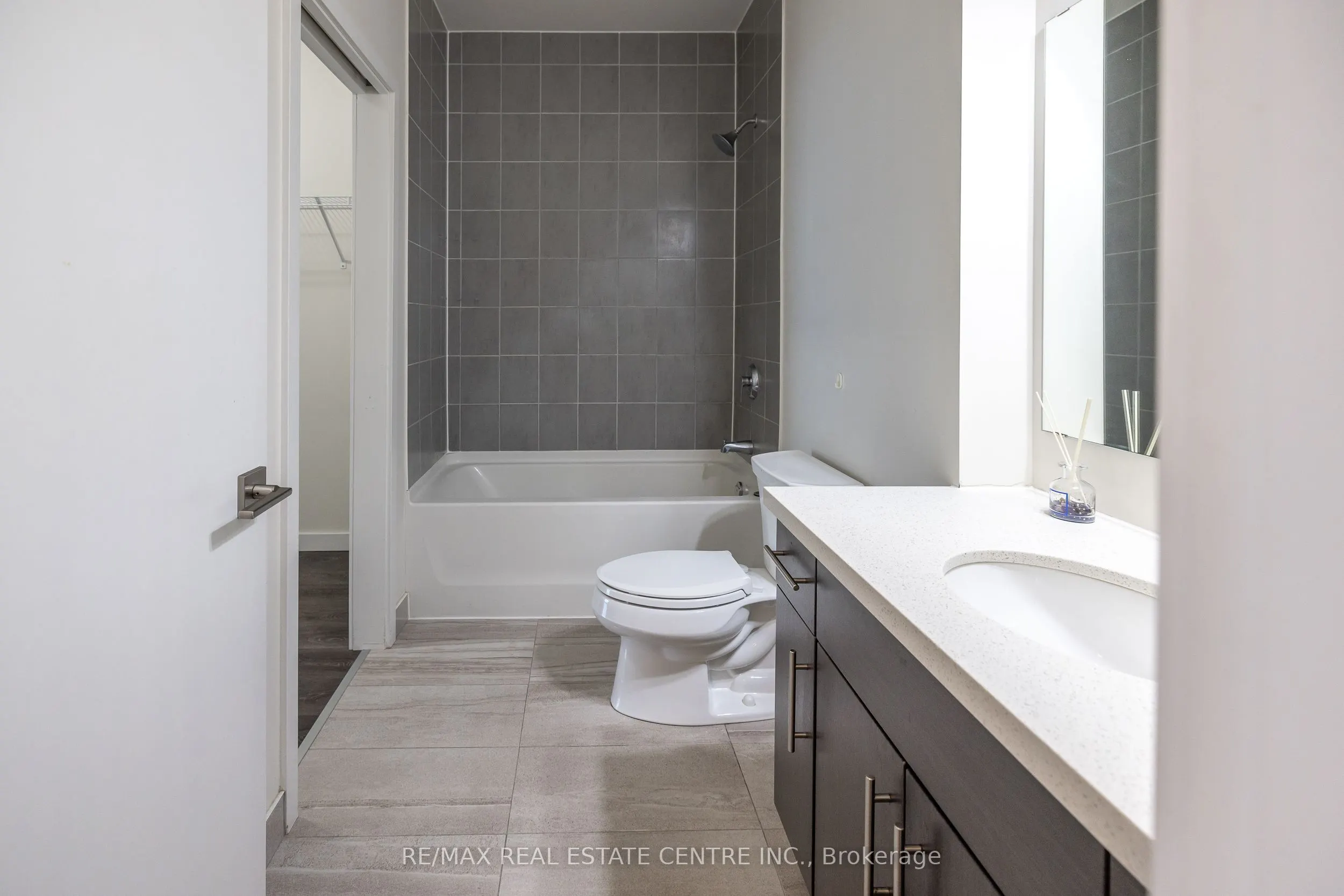 690 King Street W, #412