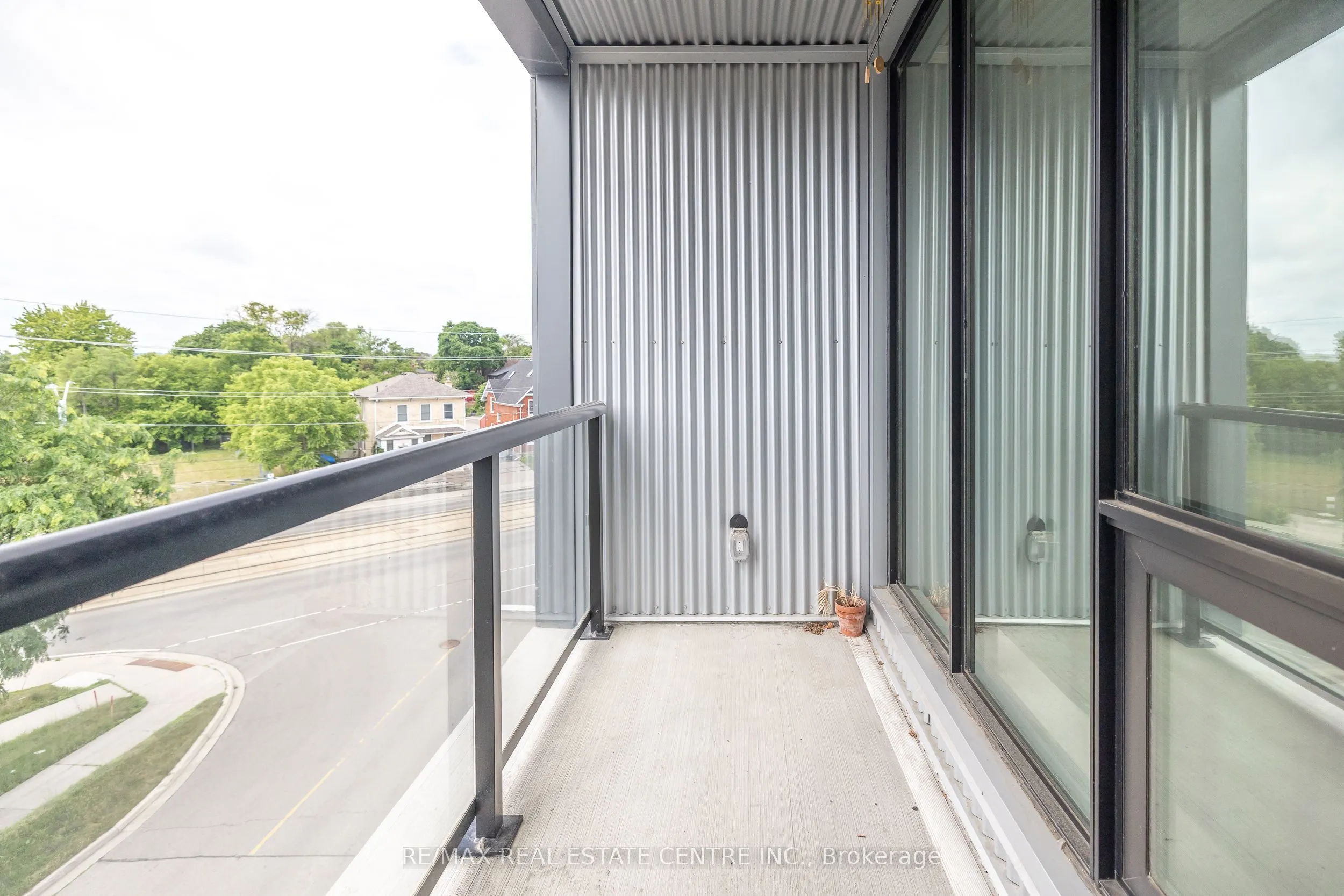 690 King Street W, #412