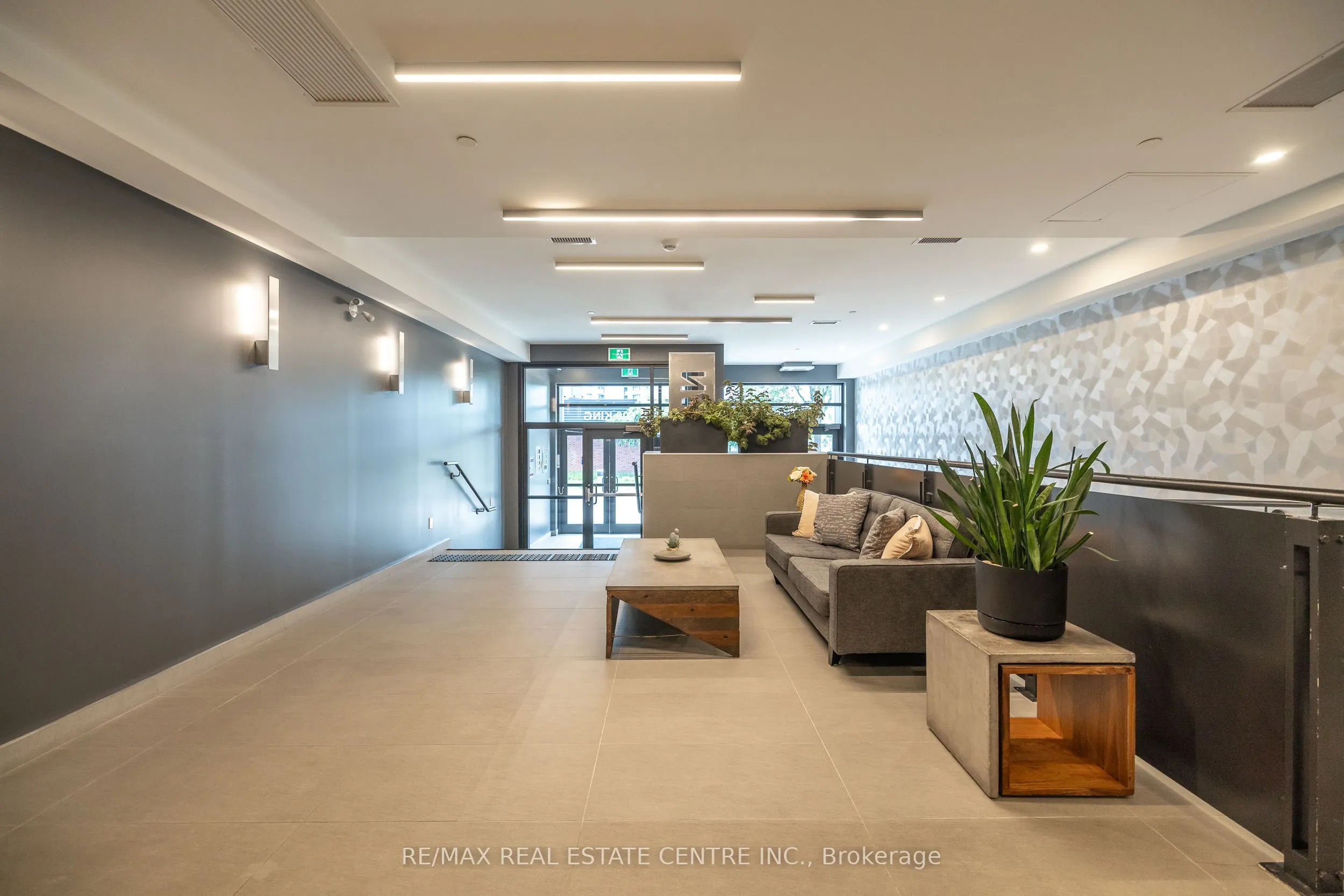 690 King Street W, #412