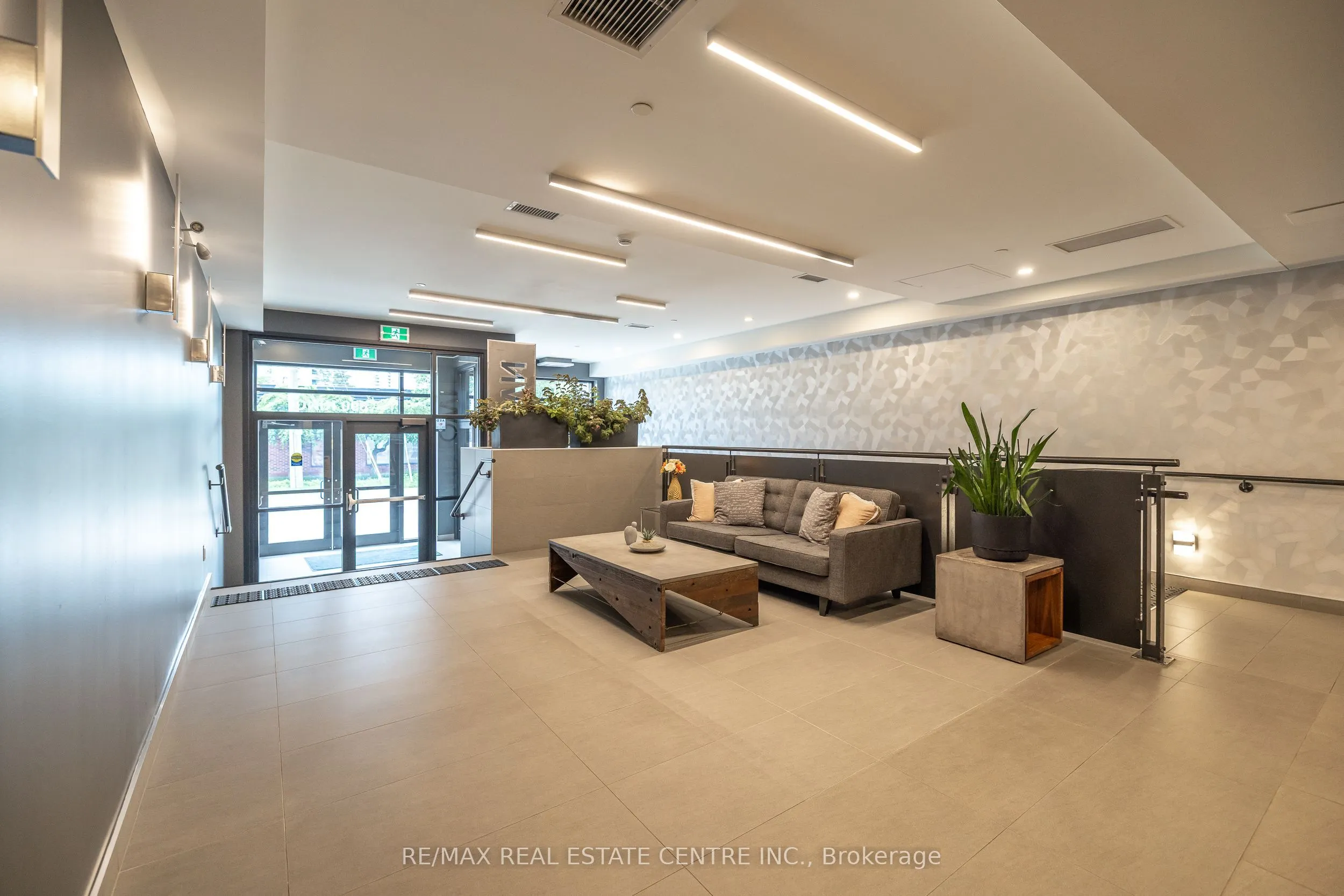 690 King Street W, #412