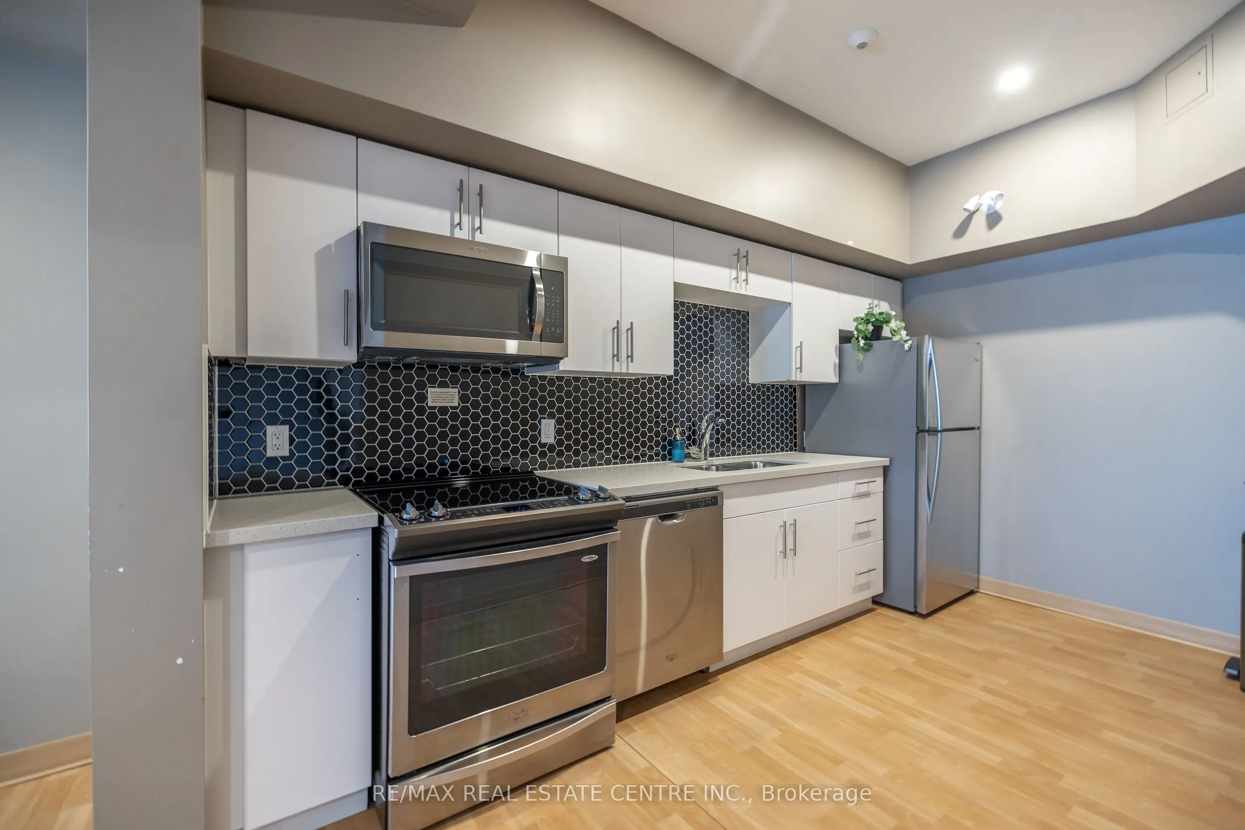 690 King Street W, #412