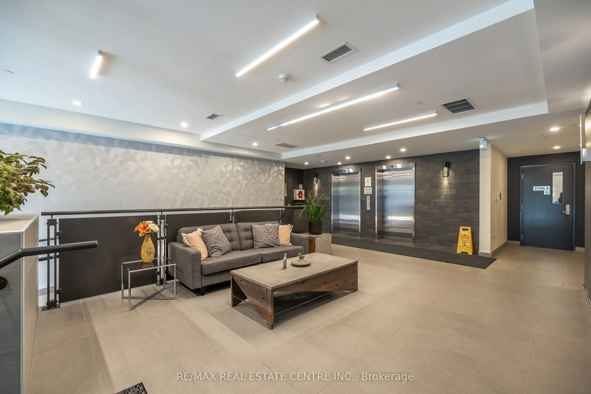 690 King Street W, #412