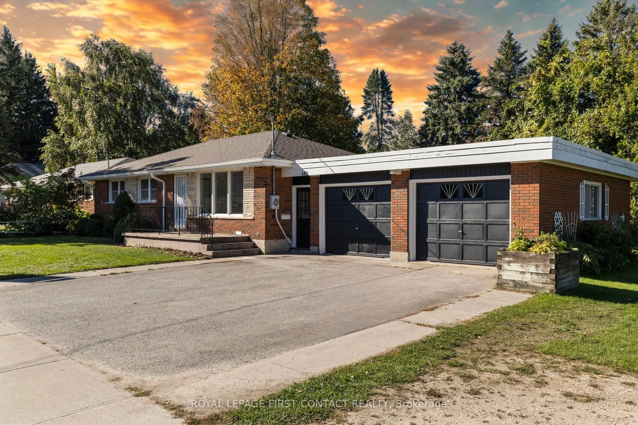 482 St. Vincent Street S