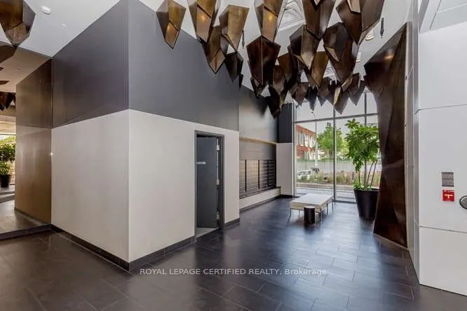 85 Duke Street W, #401