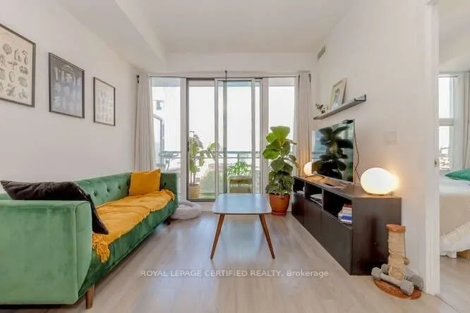 85 Duke Street W, #401